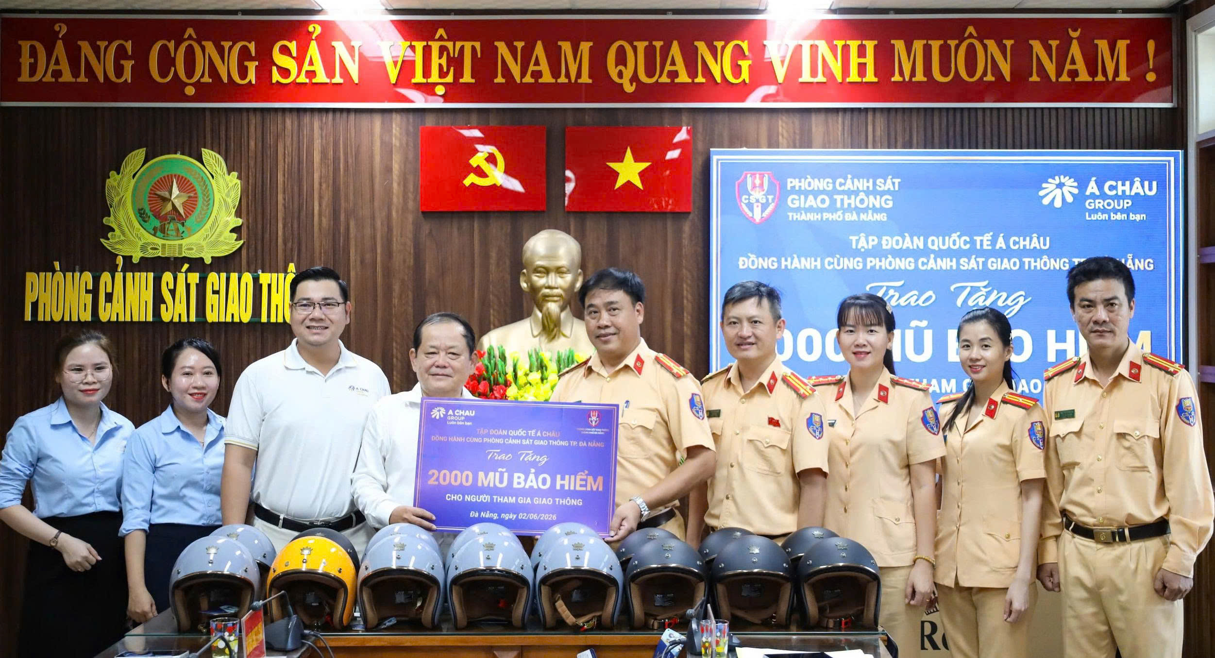 Tưởng bị phạt, người dân Đà Nẵng bất ngờ khi CSGT tặng mũ bảo hiểm - Ảnh 1.
