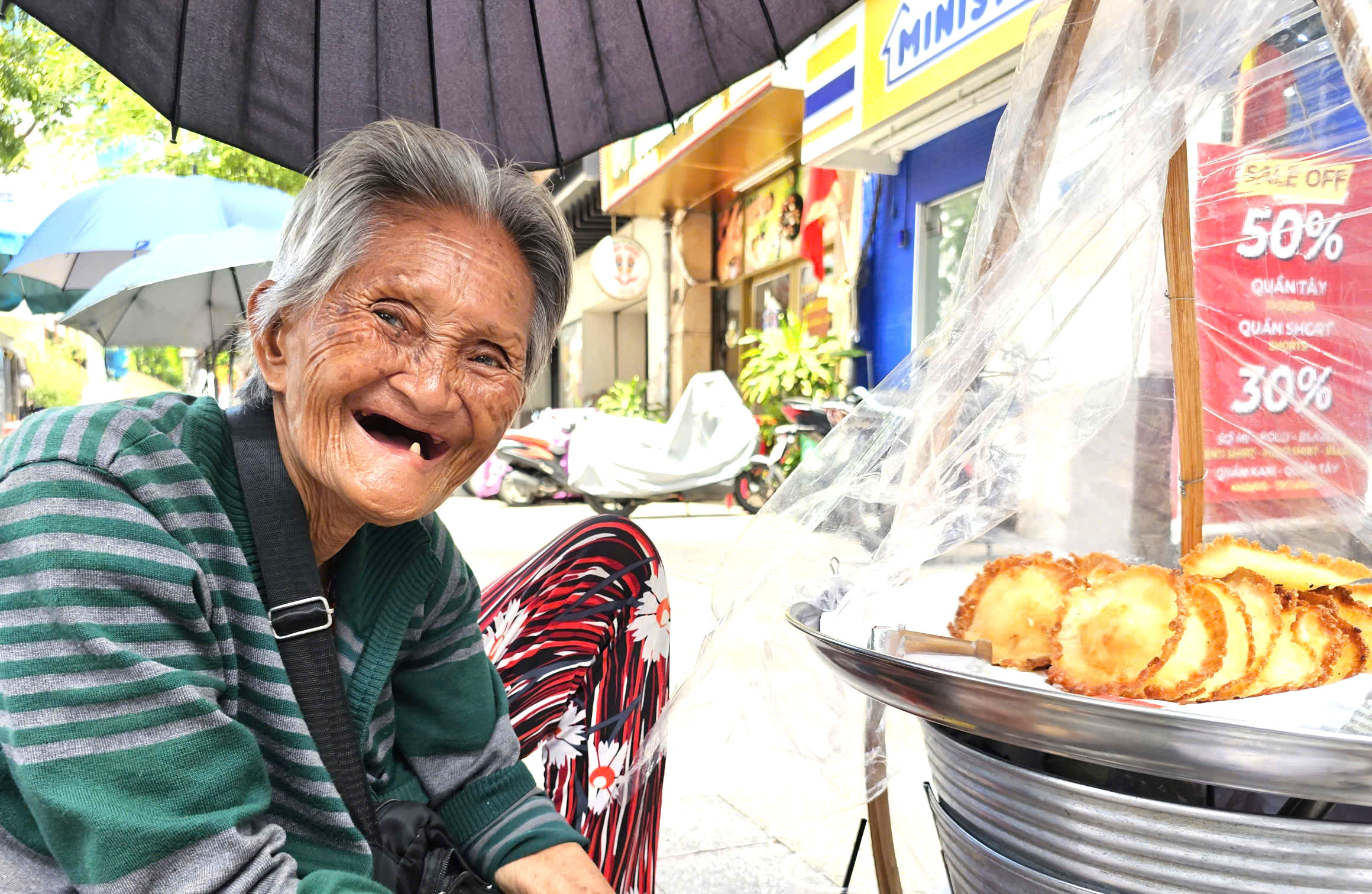 Ấm lòng cụ bà 83 tuổi gánh bánh mưu sinh hoàn thành tâm nguyện với con trai - Ảnh 1.