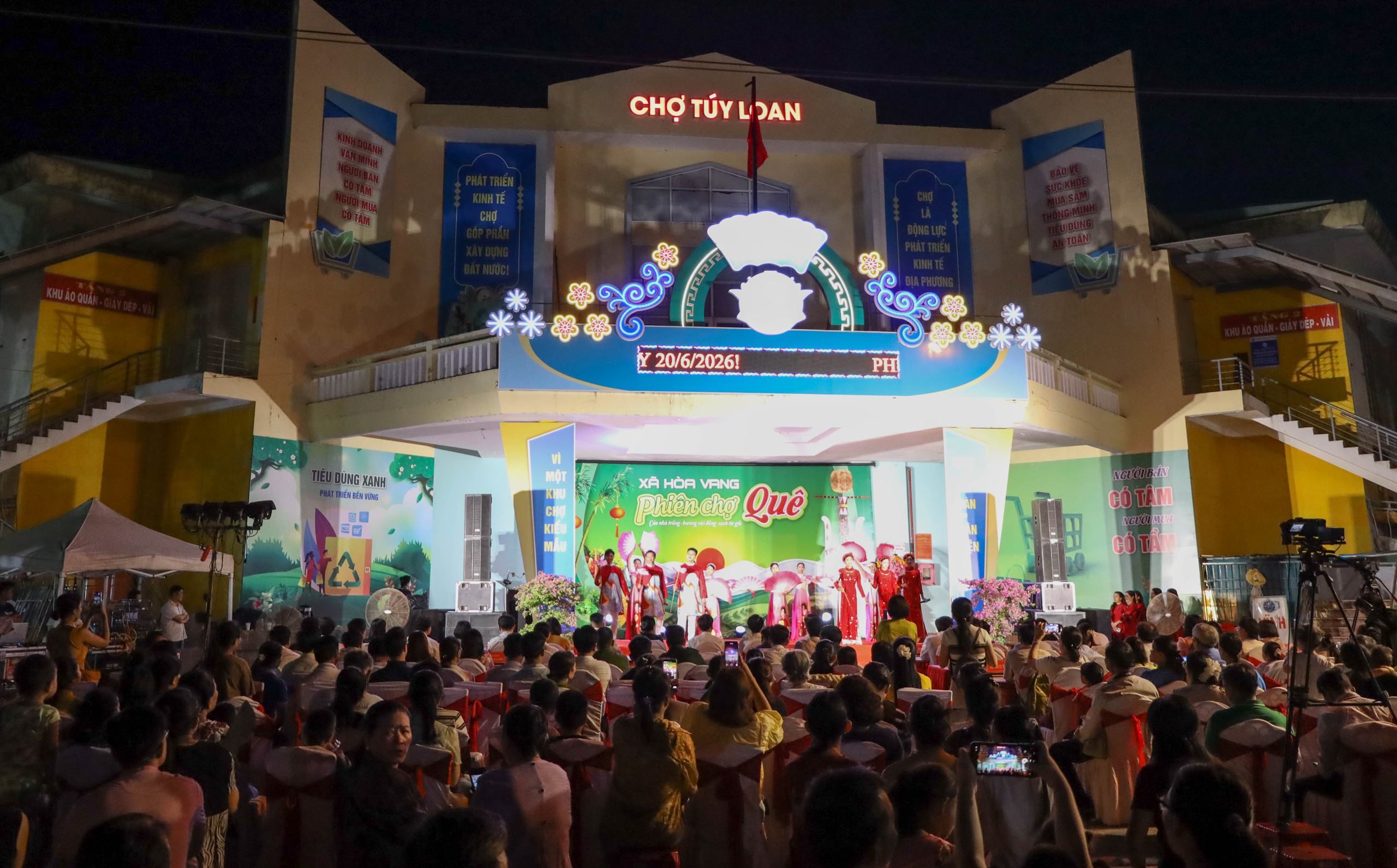 H&agrave;ng ng&agrave;n người đổ về phi&ecirc;n chợ qu&ecirc; H&ograve;a Vang 'săn' n&ocirc;ng sản sạch- Ảnh 1.