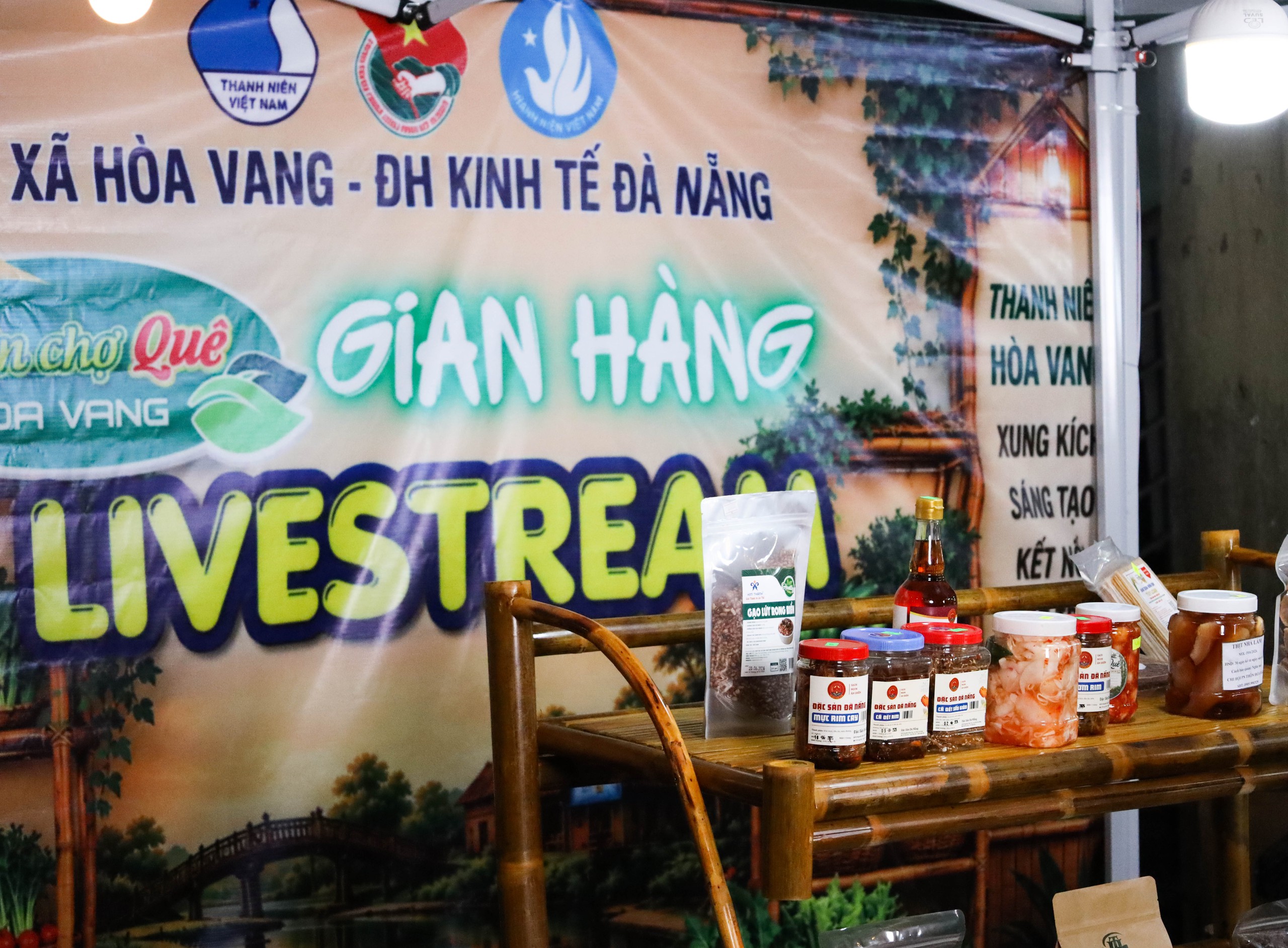 H&agrave;ng ng&agrave;n người đổ về phi&ecirc;n chợ qu&ecirc; H&ograve;a Vang 'săn' n&ocirc;ng sản sạch- Ảnh 6.