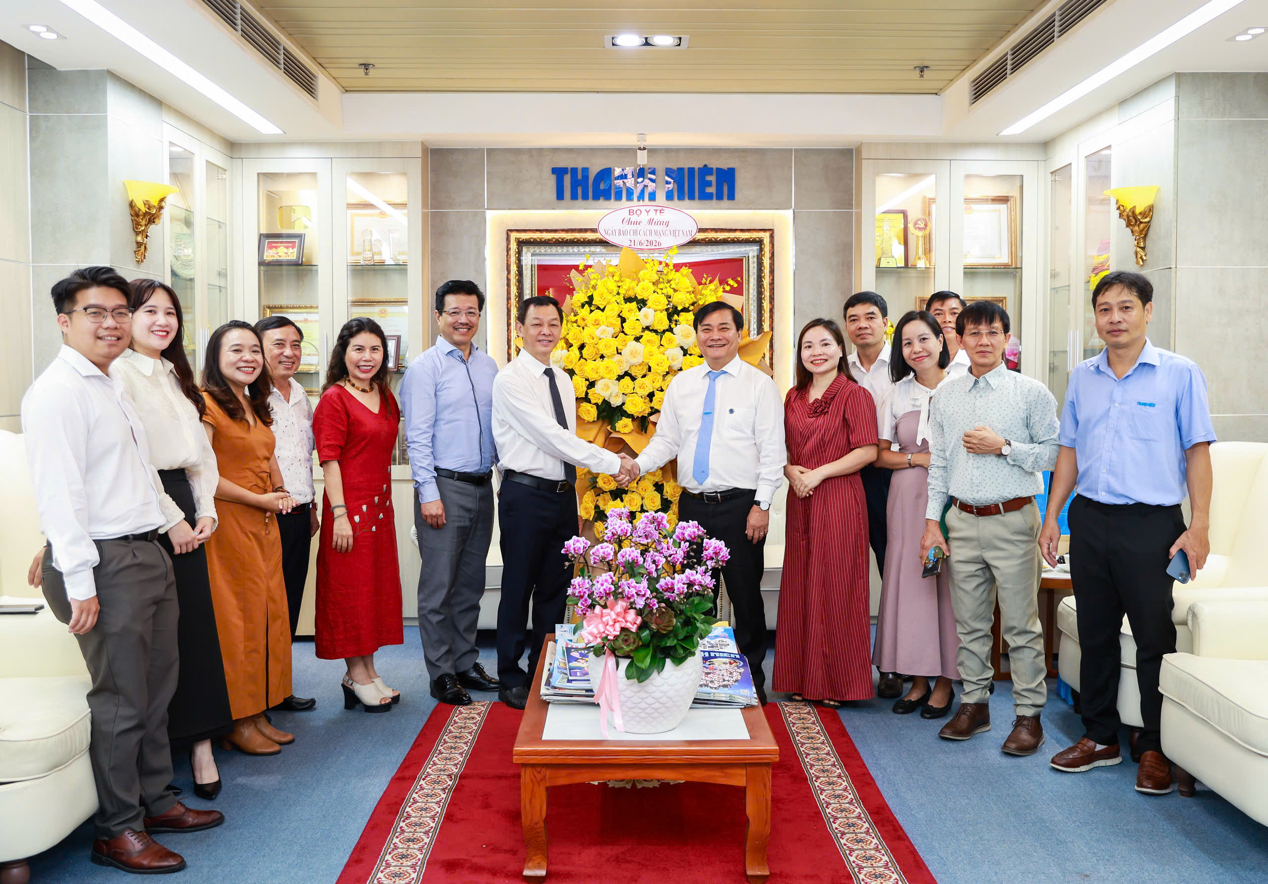 Lãnh đạo Bộ Y tế thăm, chúc mừng Báo Thanh Niên - Ảnh 2.