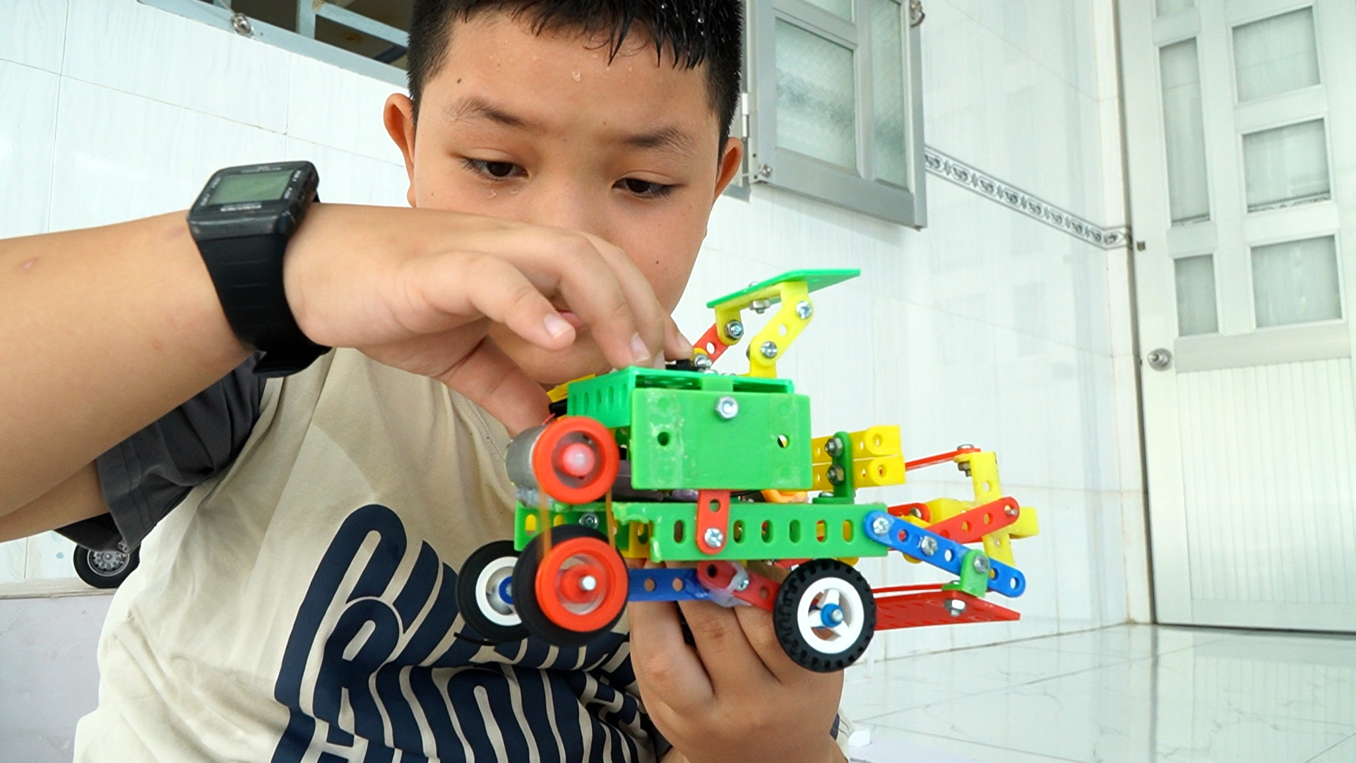 'Kỹ sư nh&iacute;' lớp 4 ở miền T&acirc;y: Biến đồ chơi hỏng th&agrave;nh m&aacute;y gặt, xe c&ocirc;ng n&ocirc;ng chạy được - Ảnh 3.