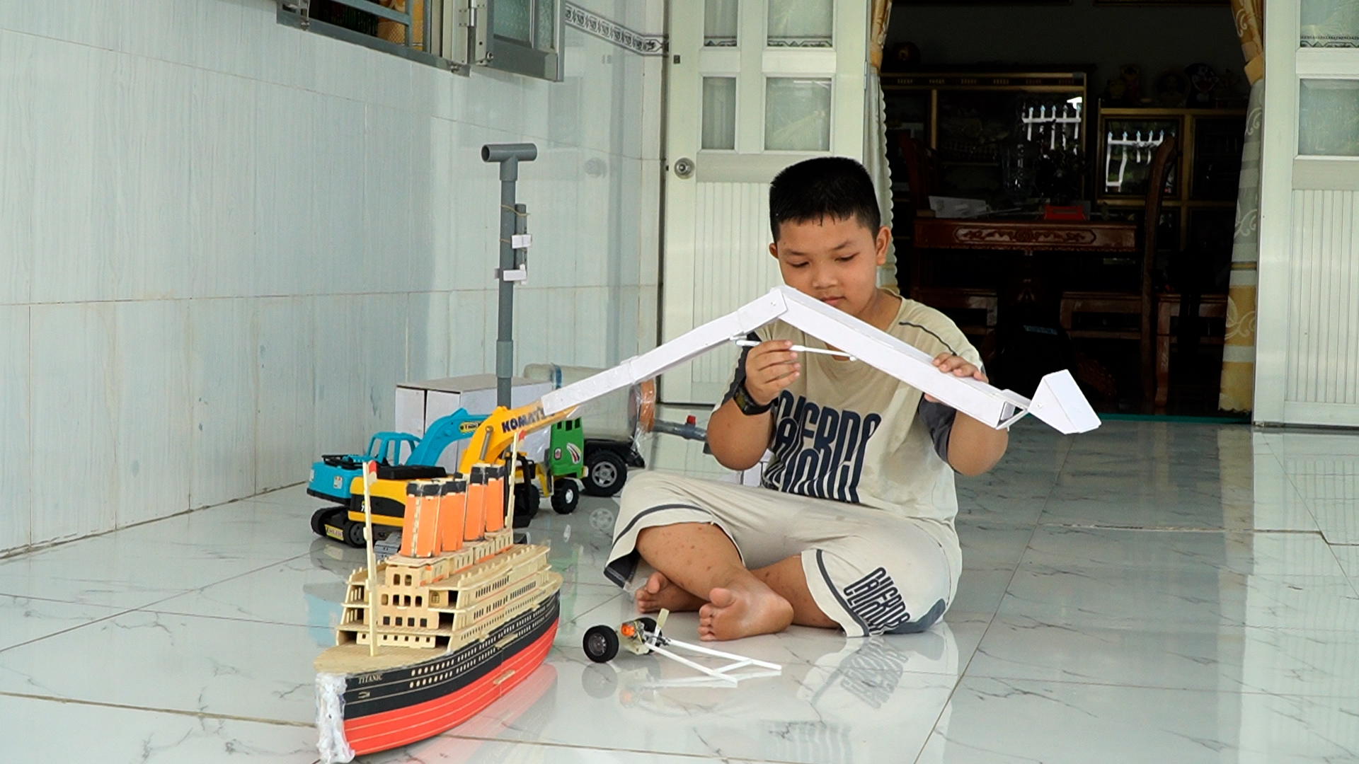 'Kỹ sư nh&iacute;' lớp 4 ở miền T&acirc;y: Biến đồ chơi hỏng th&agrave;nh m&aacute;y gặt, xe c&ocirc;ng n&ocirc;ng chạy được - Ảnh 2.