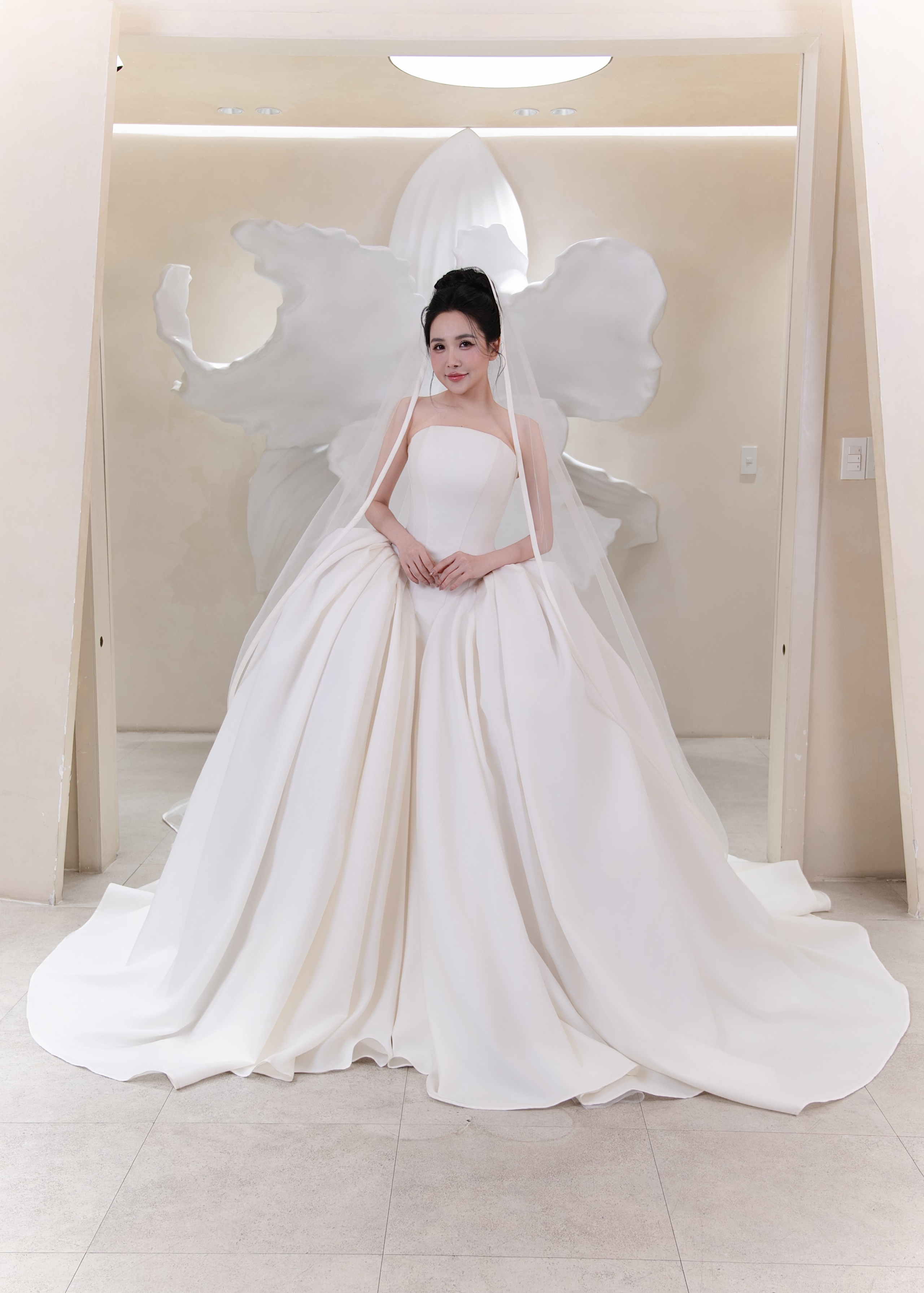 Hai váy cưới tiền tỉ của Viên Vibi gây chú ý - Ảnh 1.
