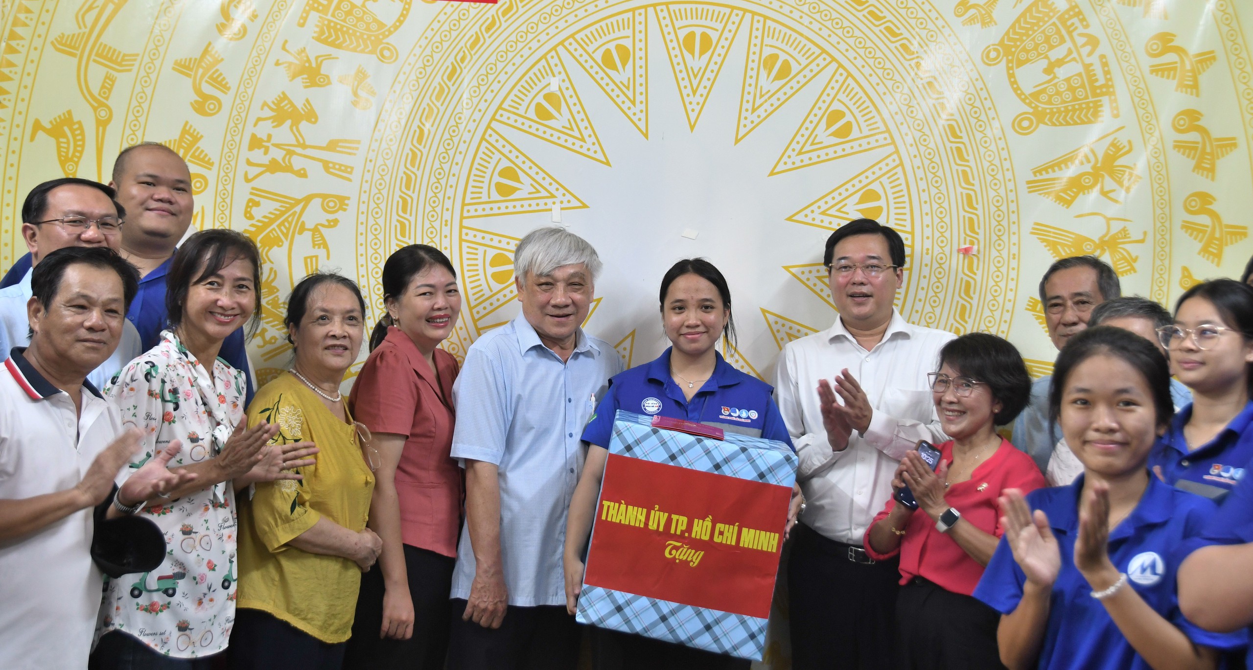 Sau 10 ngày, hơn 20.000 người dân được thanh niên hỗ trợ chuyển đổi số - Ảnh 13.