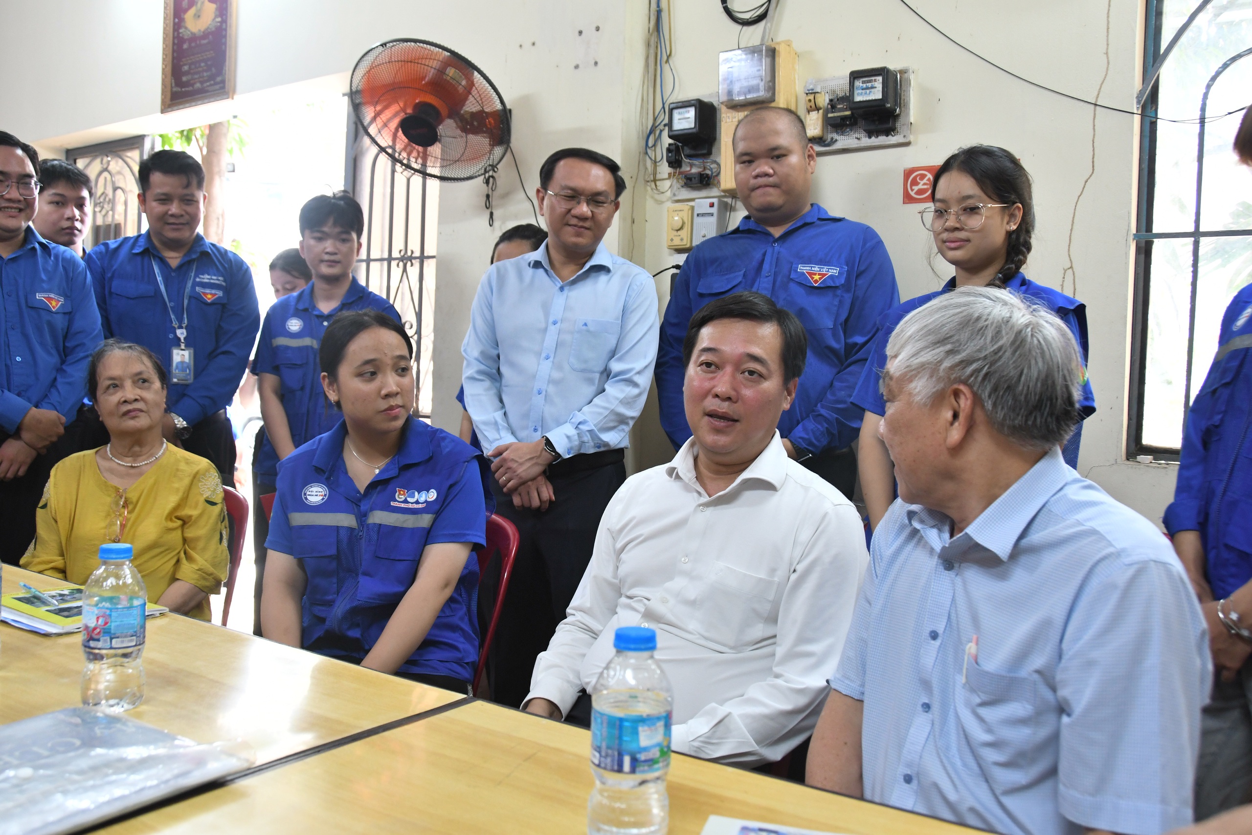 Sau 10 ngày, hơn 20.000 người dân được thanh niên hỗ trợ chuyển đổi số - Ảnh 12.