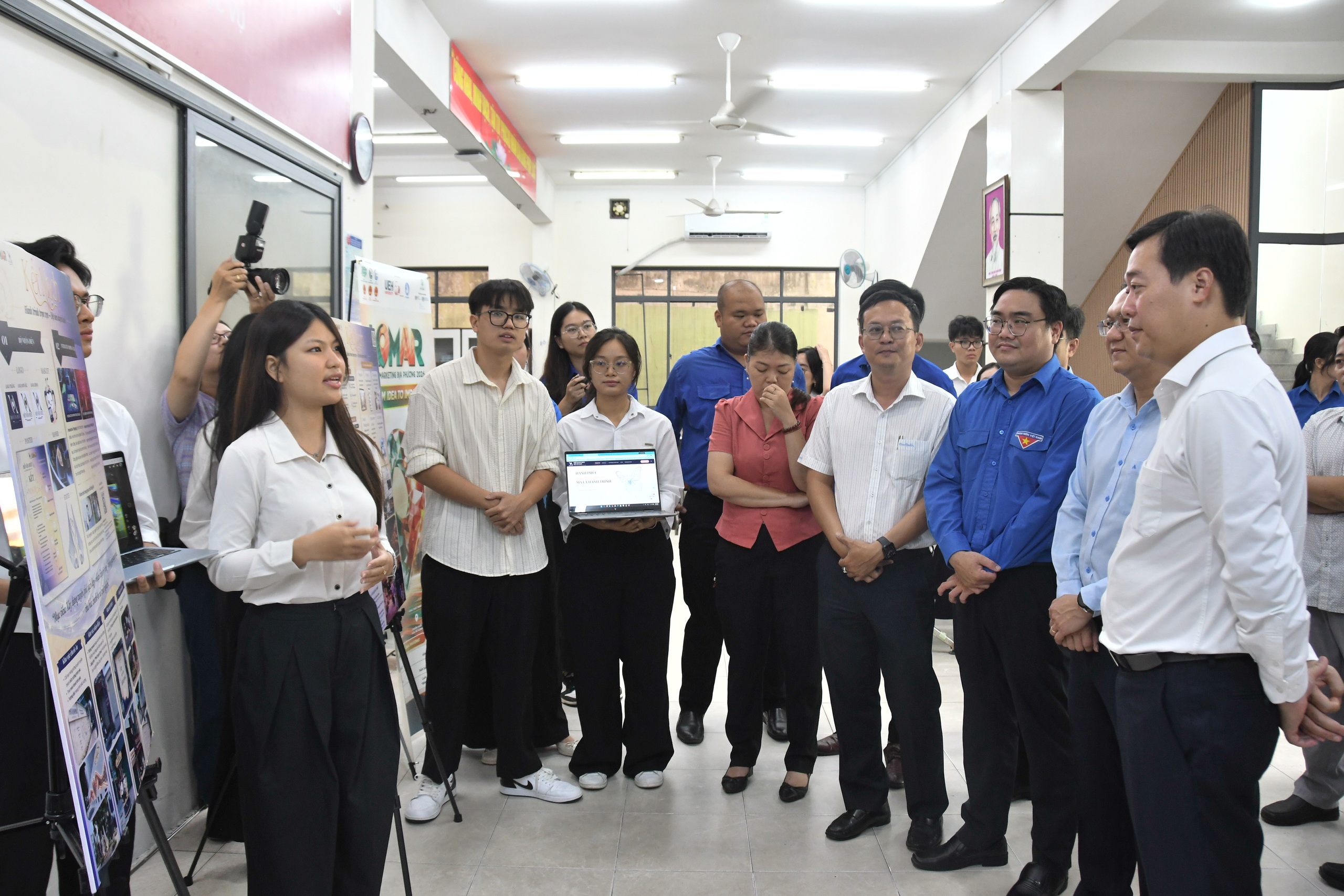 Sau 10 ngày, hơn 20.000 người dân được thanh niên hỗ trợ chuyển đổi số - Ảnh 11.