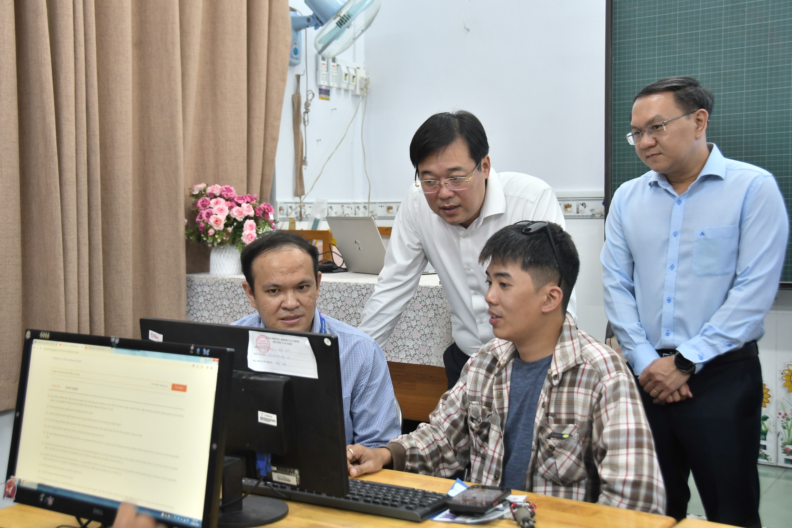 Sau 10 ngày, hơn 20.000 người dân được thanh niên hỗ trợ chuyển đổi số - Ảnh 4.