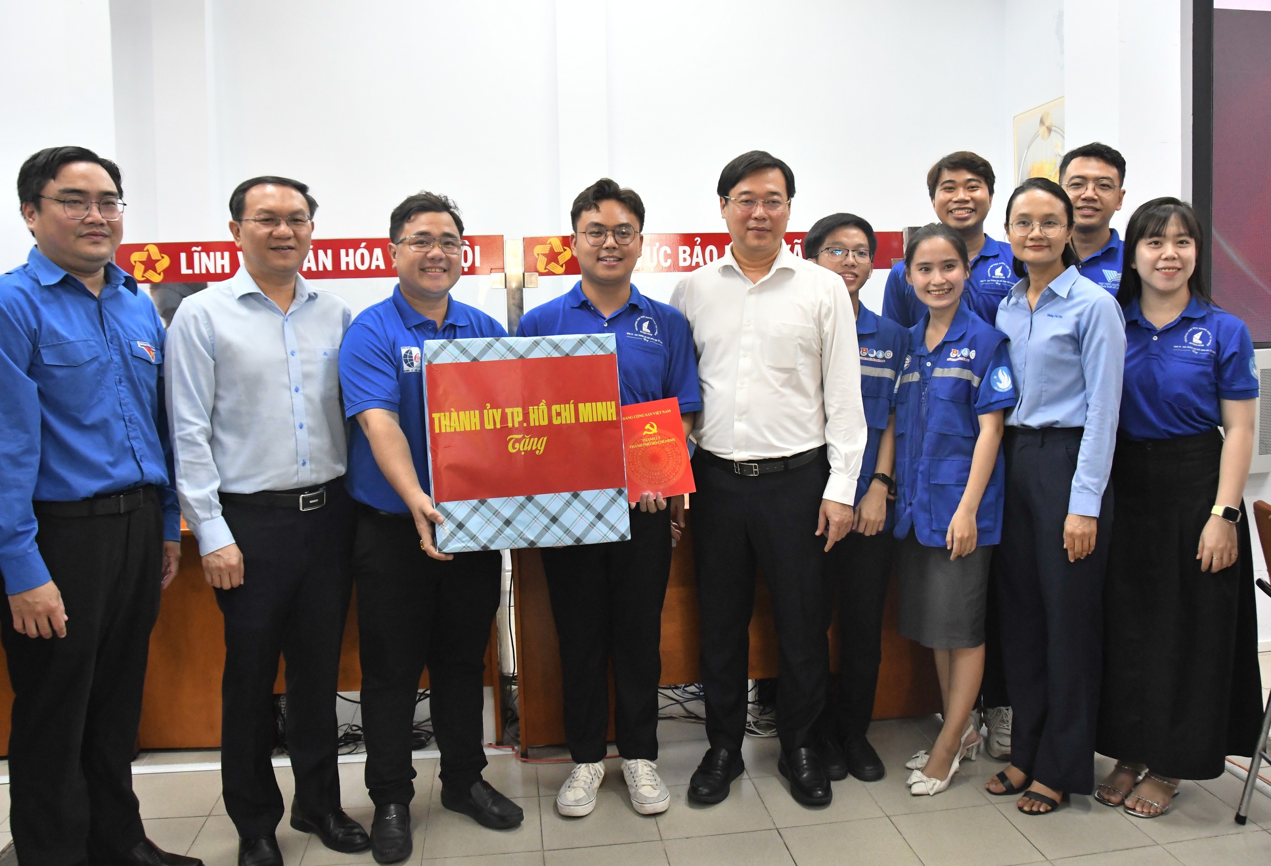 Sau 10 ngày, hơn 20.000 người dân được thanh niên hỗ trợ chuyển đổi số - Ảnh 2.
