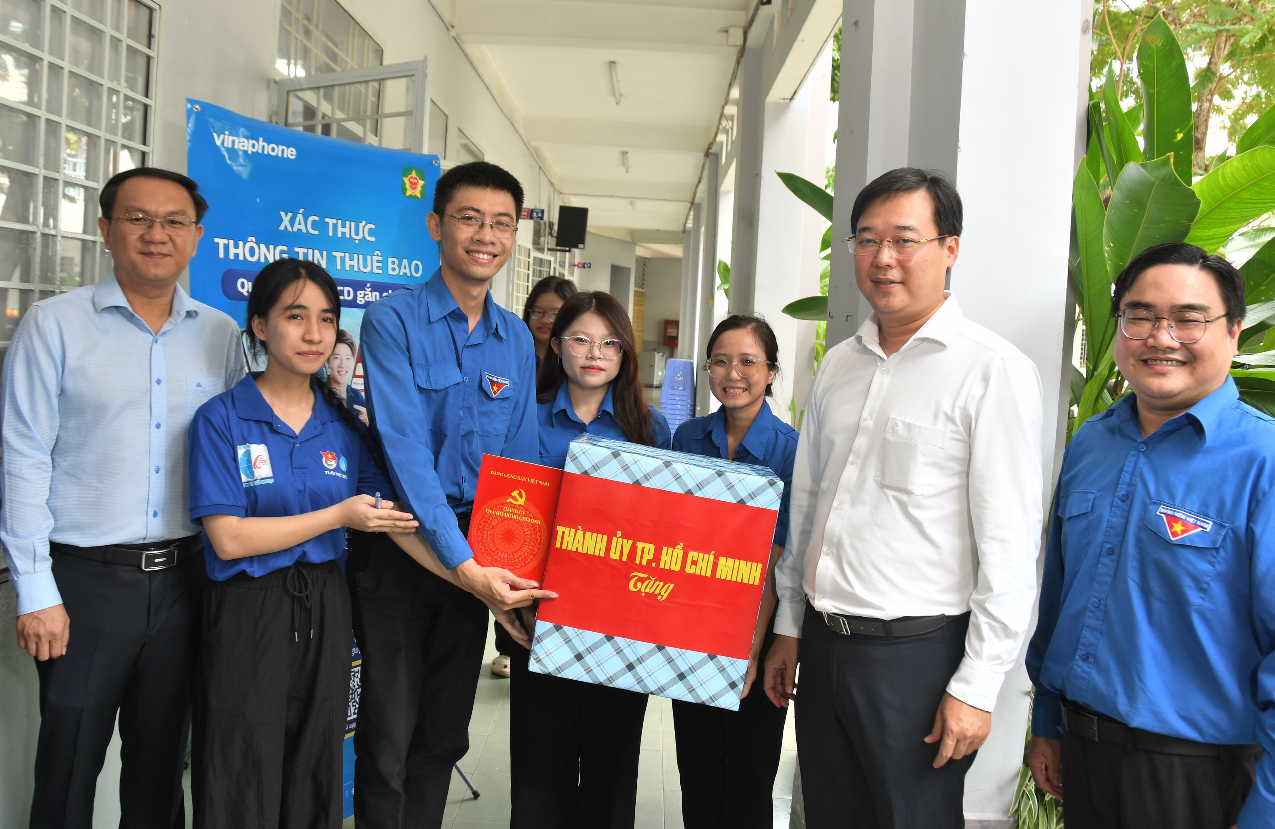 Sau 20 ngày, hơn 200.000 người dân được thanh niên hỗ trợ chuyển đổi số - Ảnh 11.