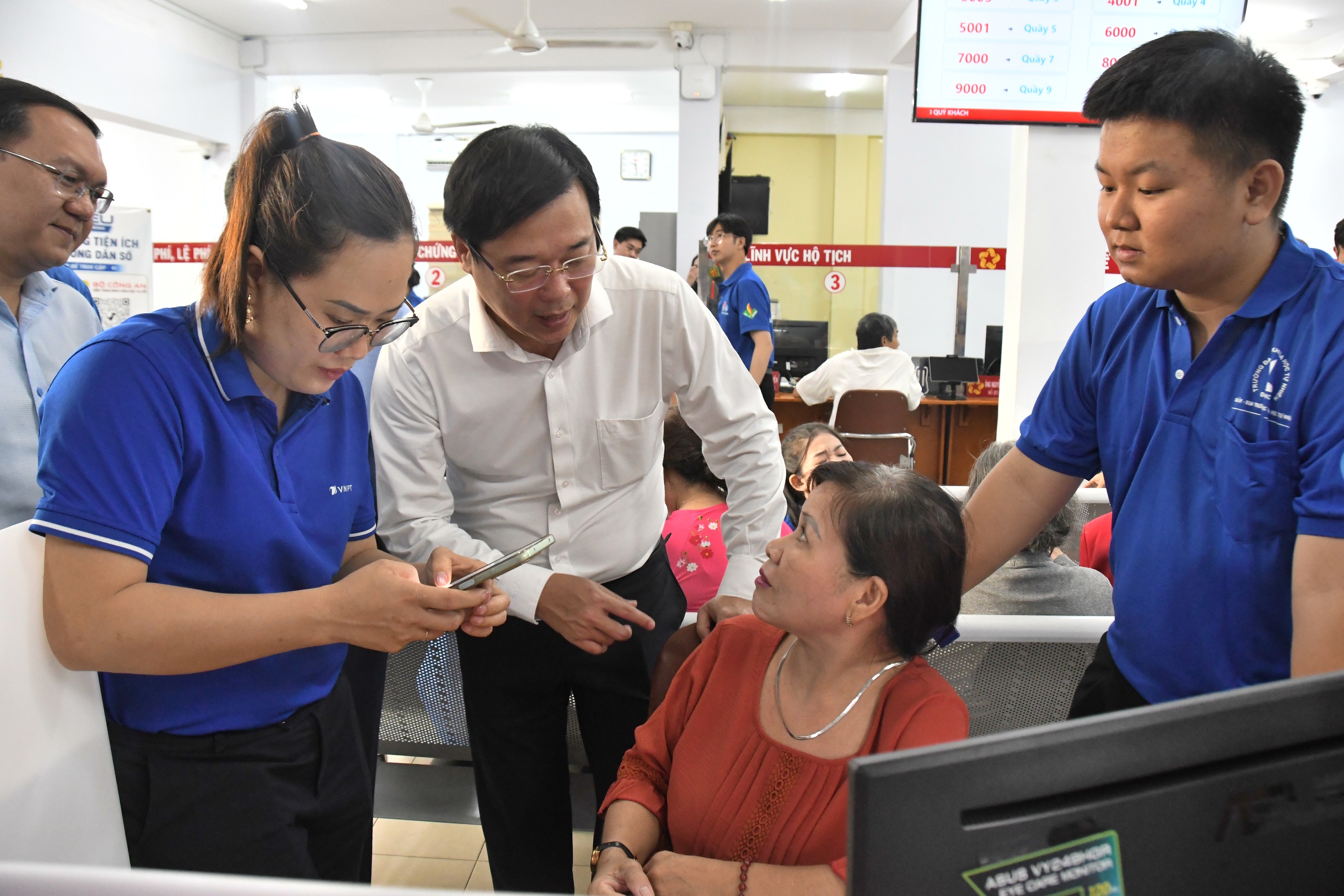 Sau 10 ngày, hơn 20.000 người dân được thanh niên hỗ trợ chuyển đổi số - Ảnh 5.