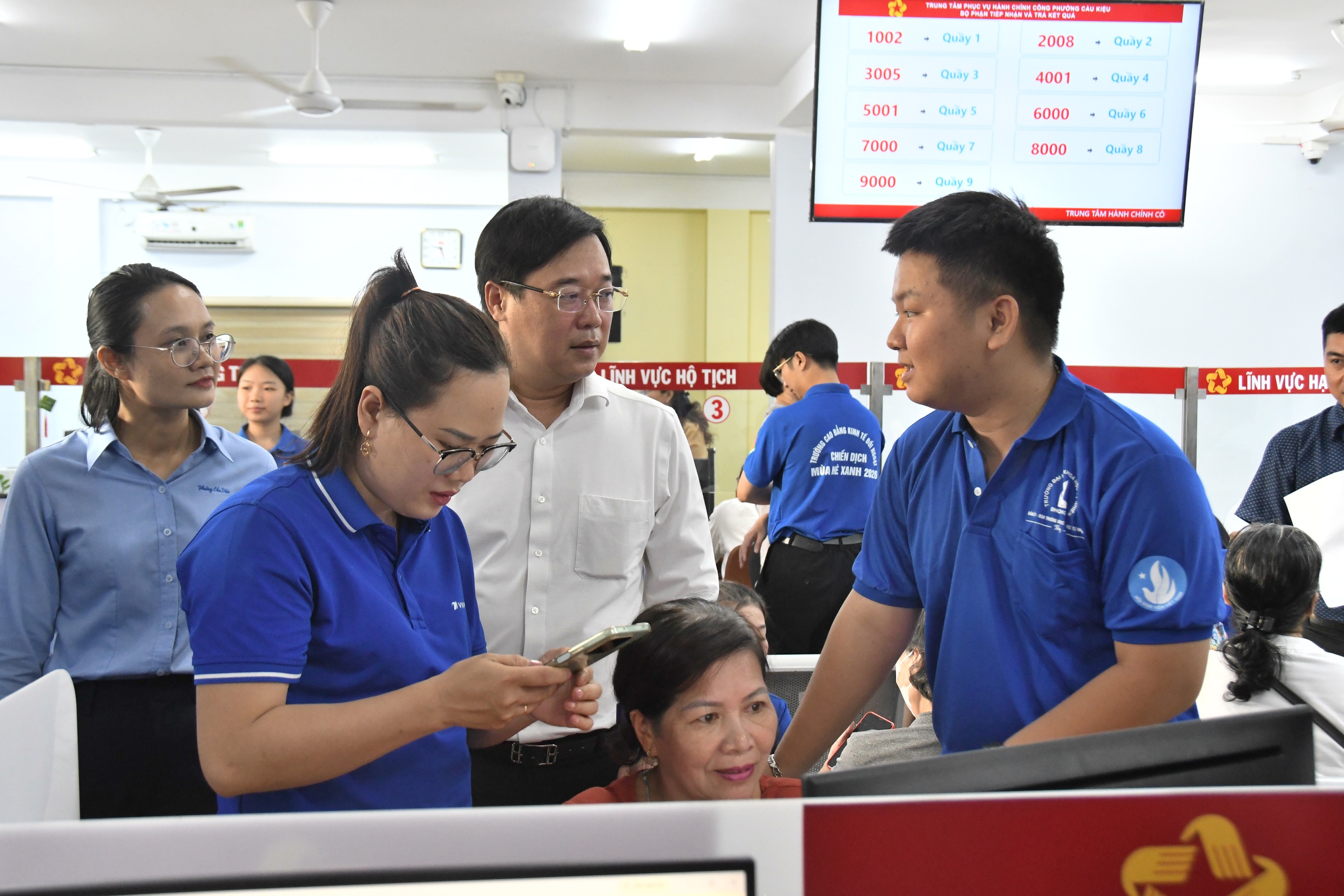 Sau 10 ngày, hơn 20.000 người dân được thanh niên hỗ trợ chuyển đổi số - Ảnh 3.