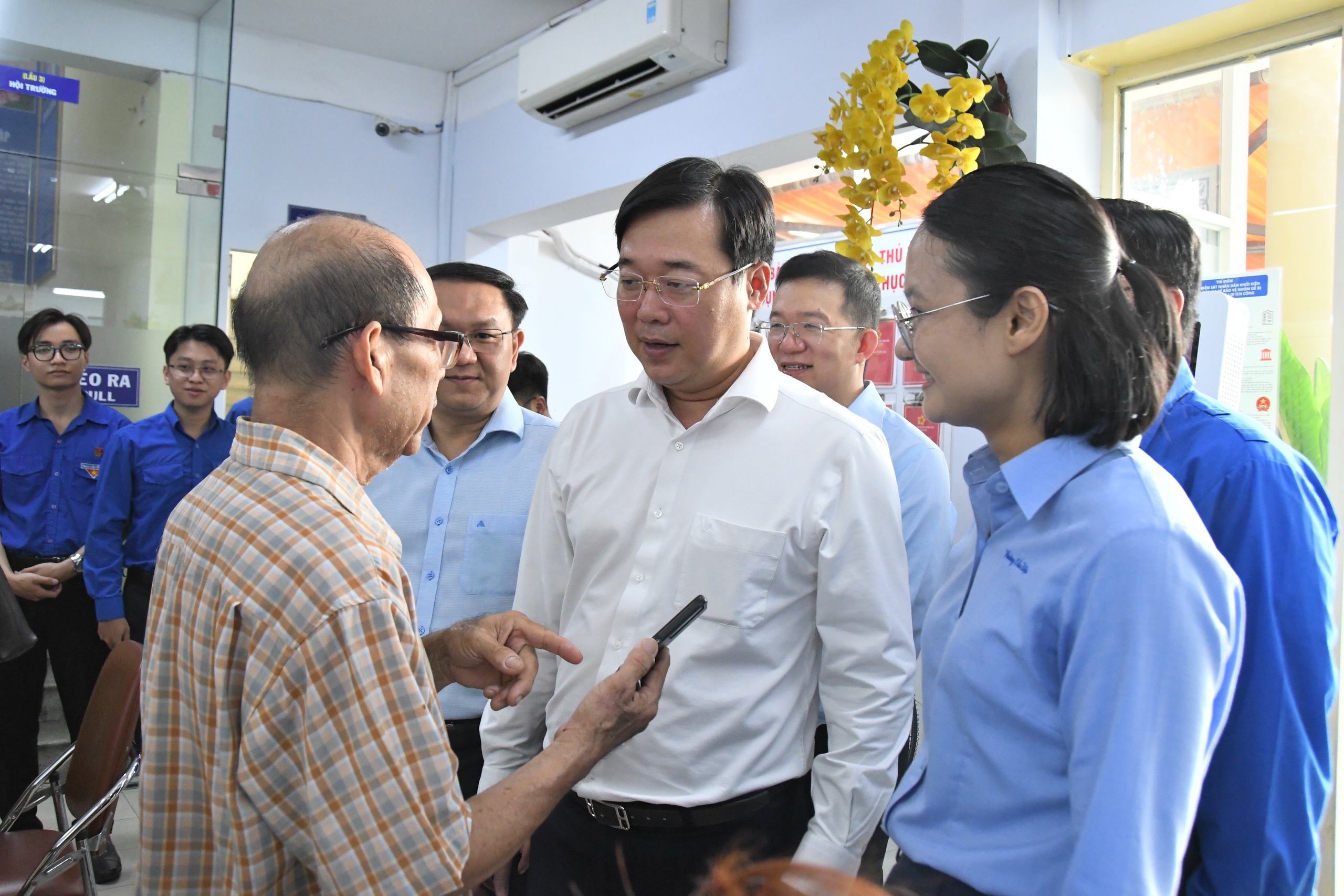 Sau 10 ngày, hơn 20.000 người dân được thanh niên hỗ trợ chuyển đổi số - Ảnh 10.