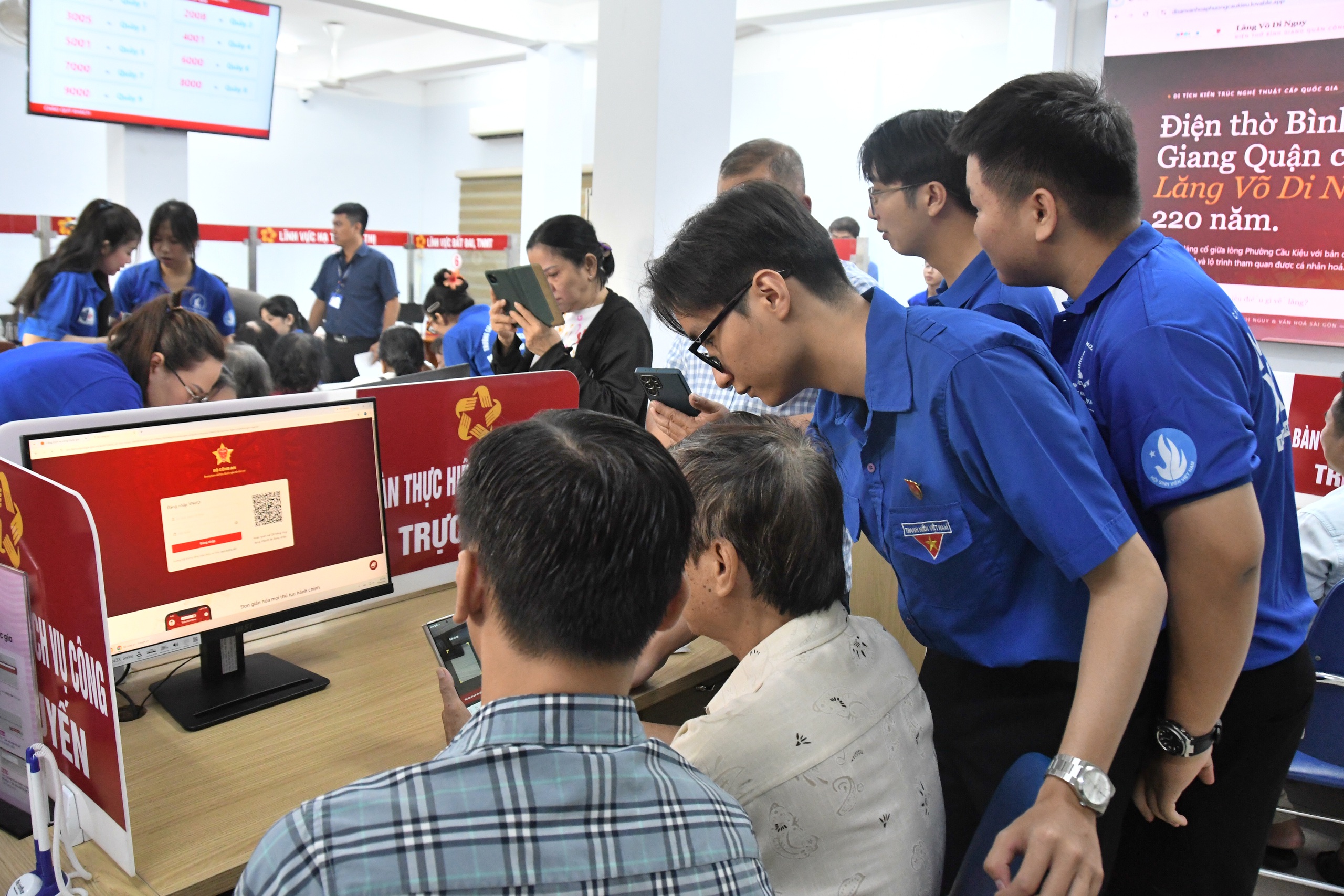 Sau 10 ngày, hơn 20.000 người dân được thanh niên hỗ trợ chuyển đổi số - Ảnh 9.