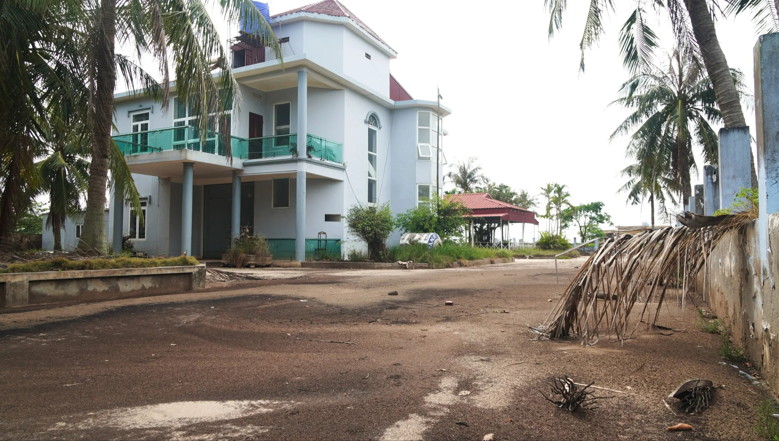 Hình ảnh biển Quất Lâm hoang tàn, đổ nát đến khó tin- Ảnh 4.