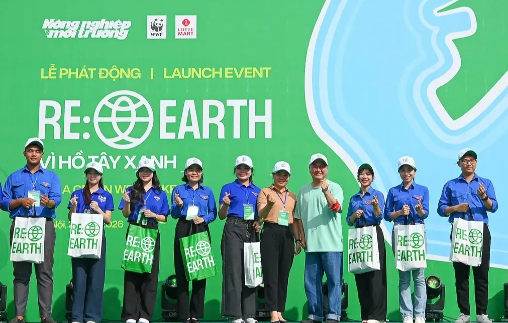 Sếp lớn của Lotte Mart Hàn Quốc đi nhặt rác ở Hồ Tây, lan tỏa sống xanh - Ảnh 1.