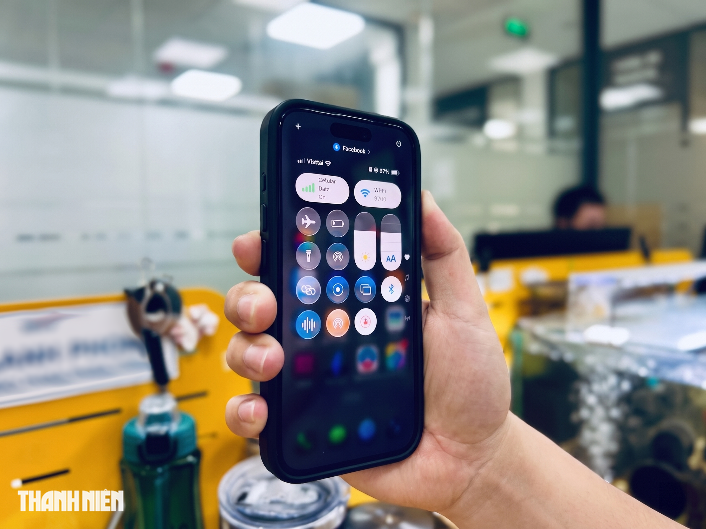 Lý do khiến màn hình iPhone tự động tối sầm đi - Ảnh 1.