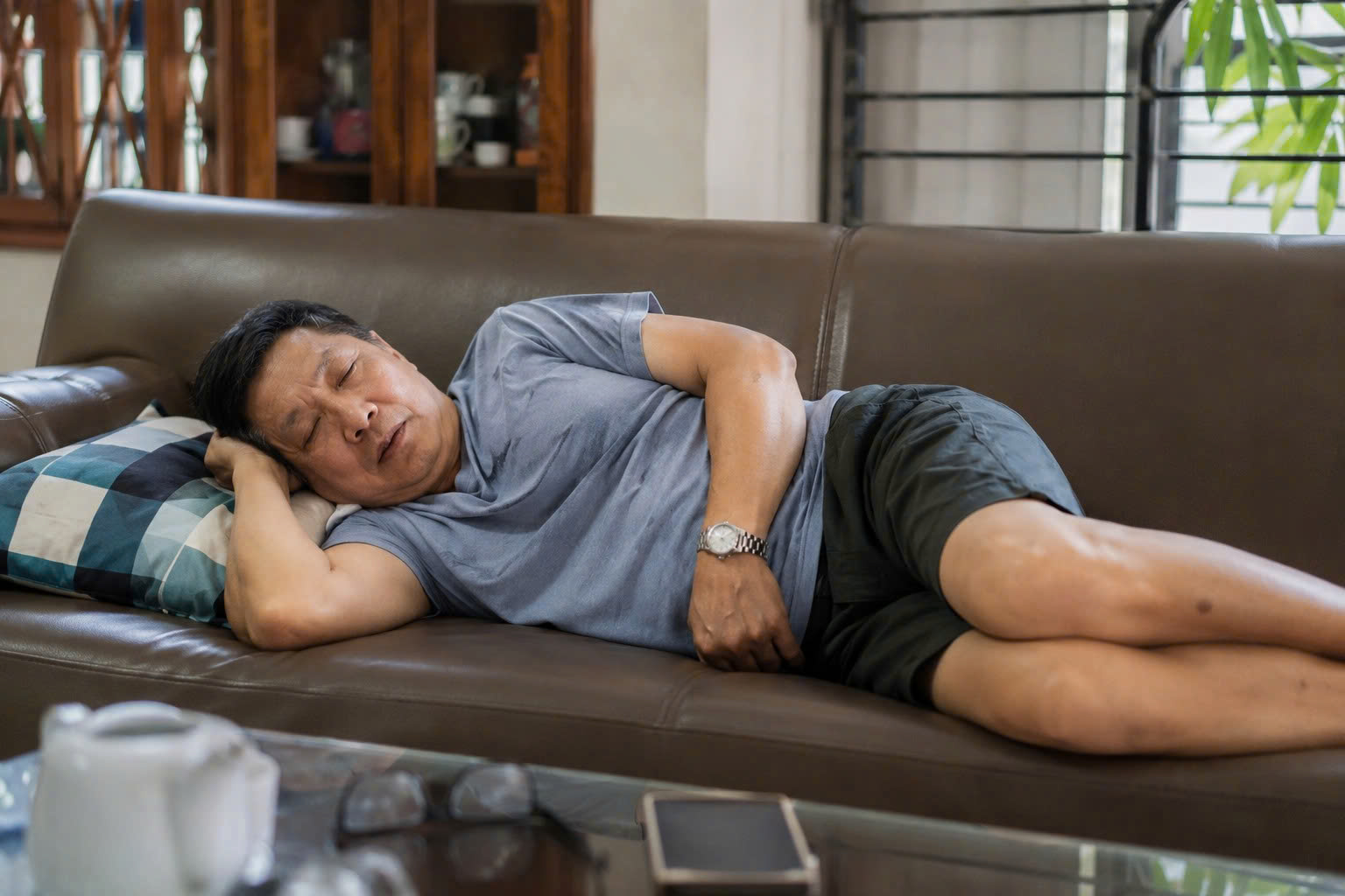 Ngủ trưa quá lâu làm tăng nguy cơ mắc bệnh này - Ảnh 1.