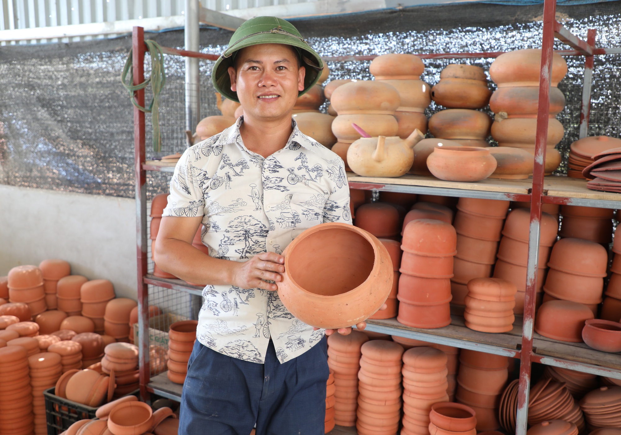 Chàng trai xứ Nghệ từ bỏ suất đi Nhật để giữ lửa làng nồi đất - Ảnh 1. Chàng trai xứ Nghệ từ bỏ suất đi Nhật để giữ lửa làng nồi đất - Ảnh 1.