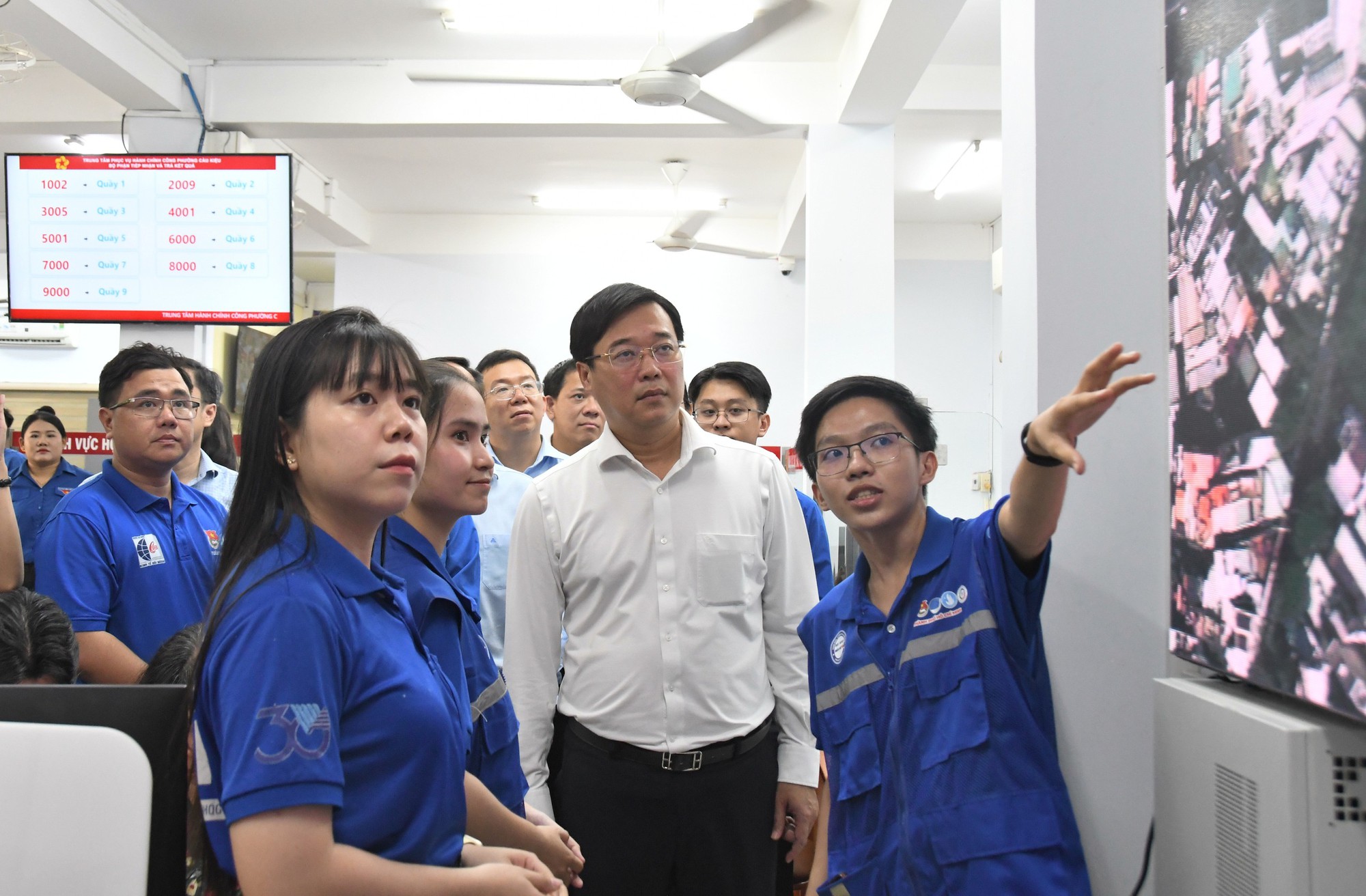 'Mùa hè số' - thanh niên giúp người dân trở thành công dân số - Ảnh 1. 'Mùa hè số' - thanh niên giúp người dân trở thành công dân số - Ảnh 1.