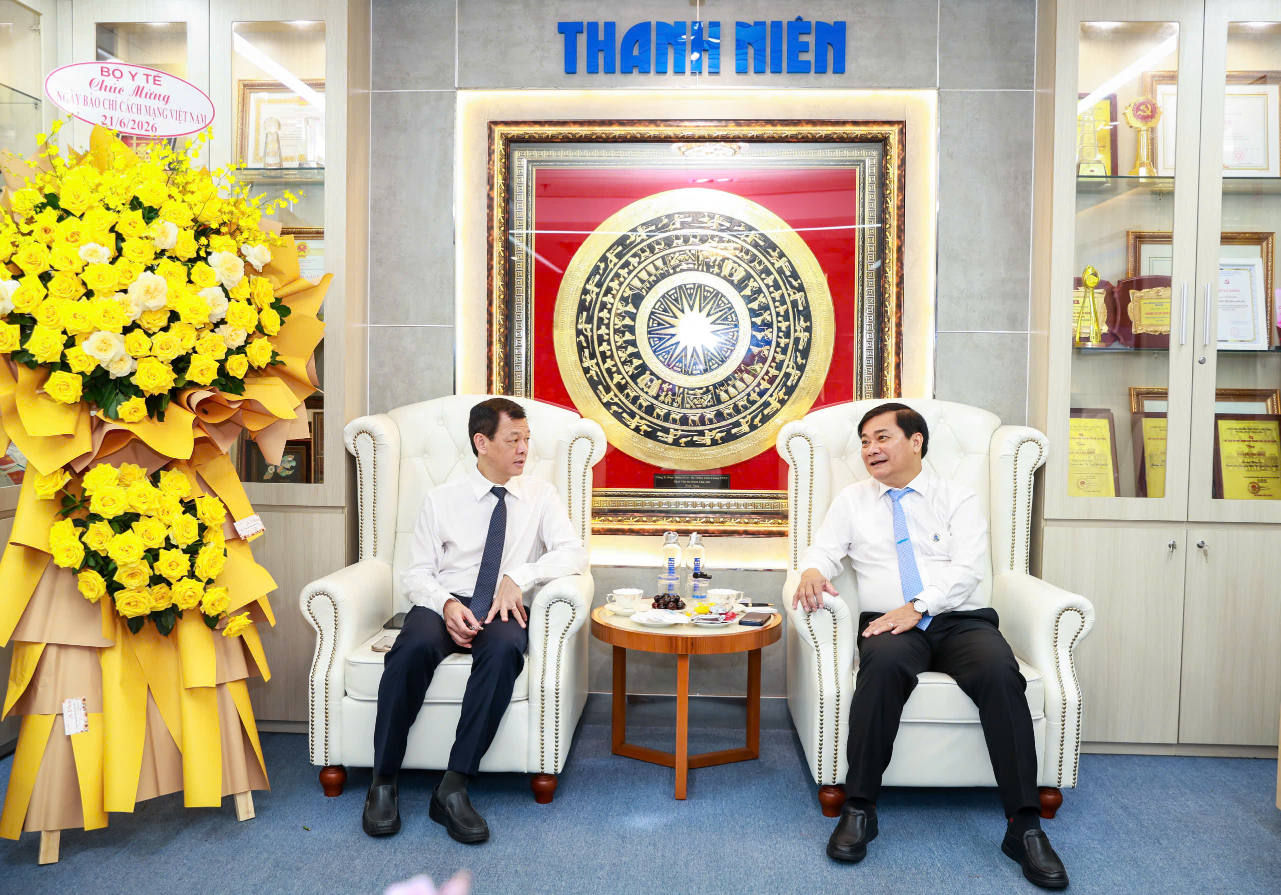 Lãnh đạo Bộ Y tế thăm, chúc mừng Báo Thanh Niên - Ảnh 1.