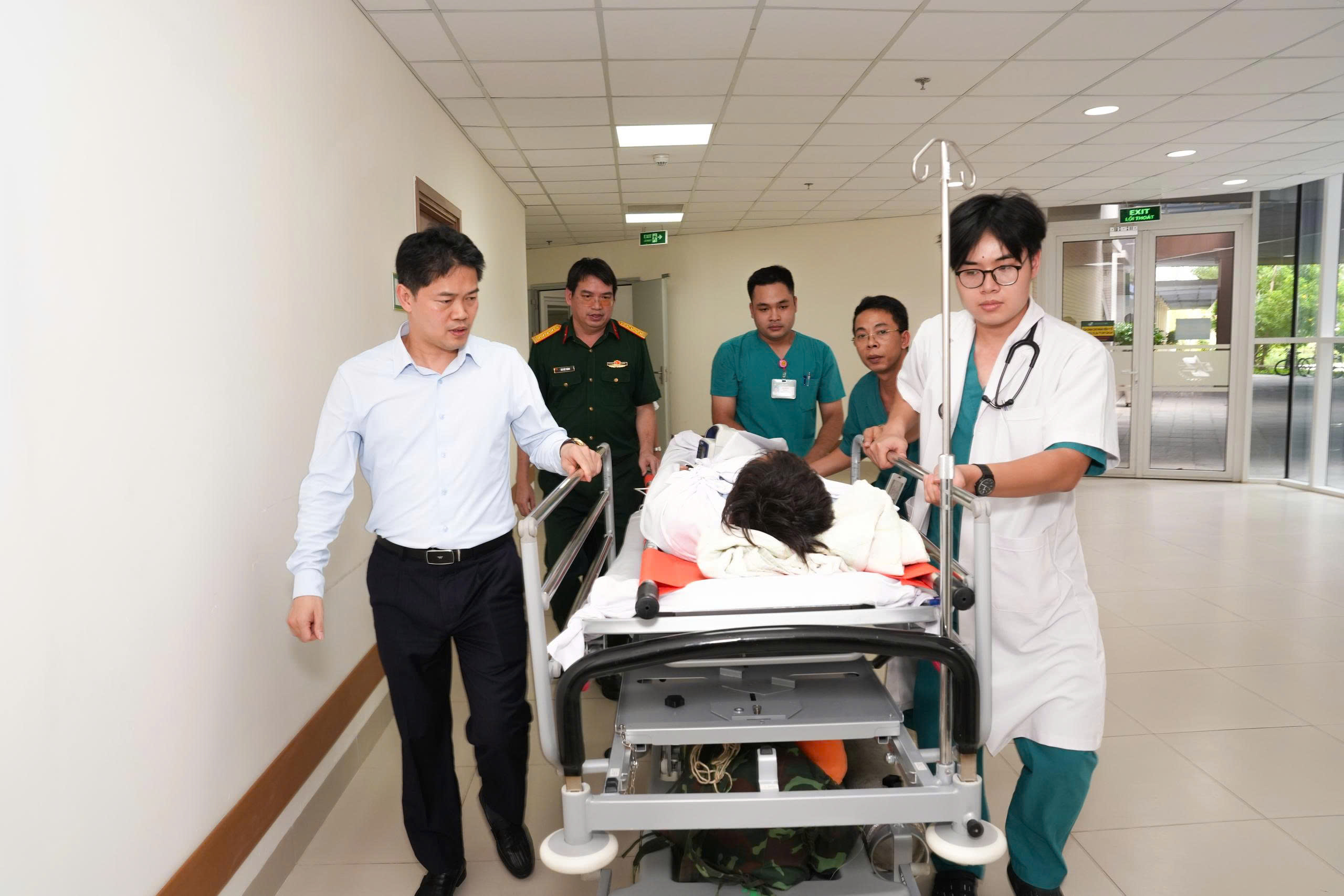 Trực thăng vượt biển đưa bệnh nhân nguy kịch từ nhà giàn DK-1- Ảnh 1.