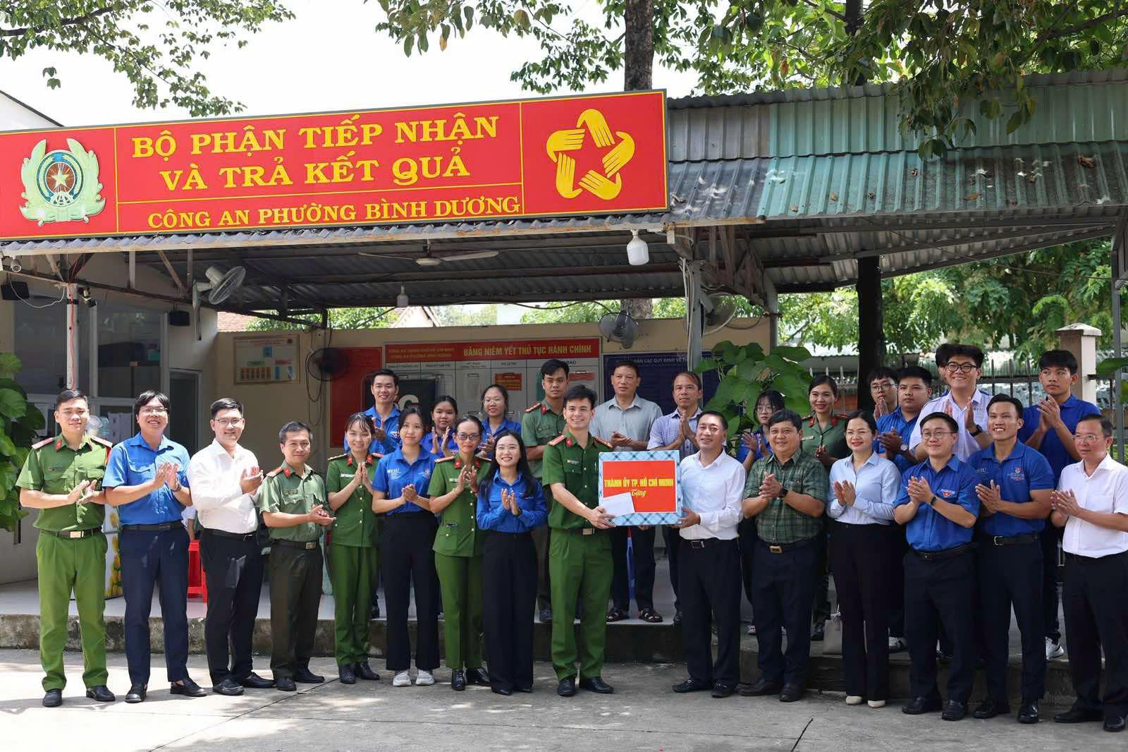 Sau 20 ngày, hơn 200.000 người dân được thanh niên hỗ trợ chuyển đổi số - Ảnh 16.