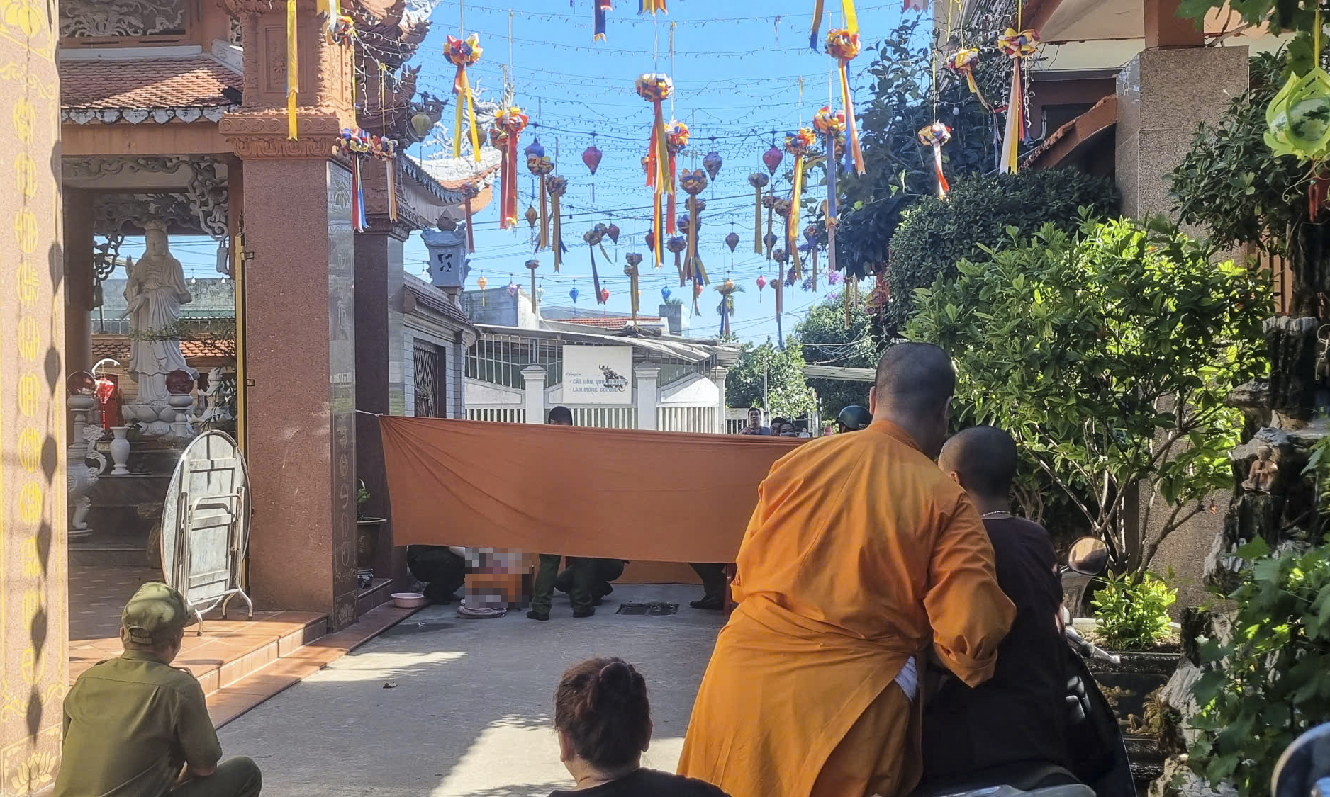 Phát hiện thi thể trẻ sơ sinh trong túi xách đặt trước cổng chùa- Ảnh 1. Phát hiện thi thể trẻ sơ sinh trong túi xách đặt trước cổng chùa- Ảnh 1.