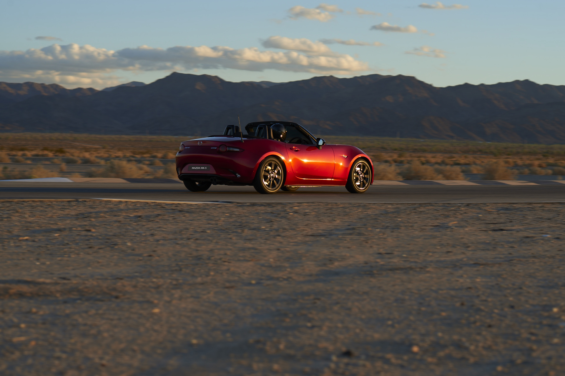 'Xe chơi' Mazda MX-5 Miata giá từ 1,3 tỉ đồng hút khách - Ảnh 10.