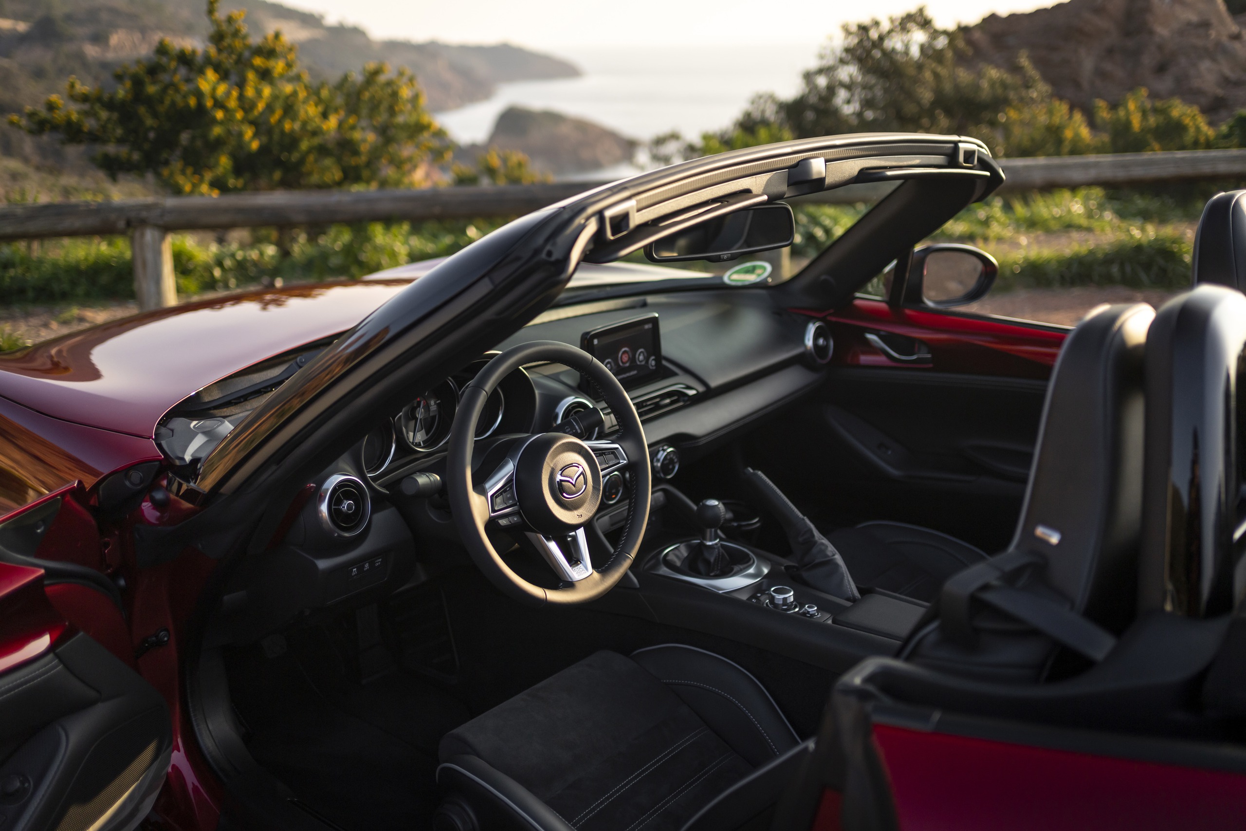 'Xe chơi' Mazda MX-5 Miata giá từ 1,3 tỉ đồng hút khách - Ảnh 7.