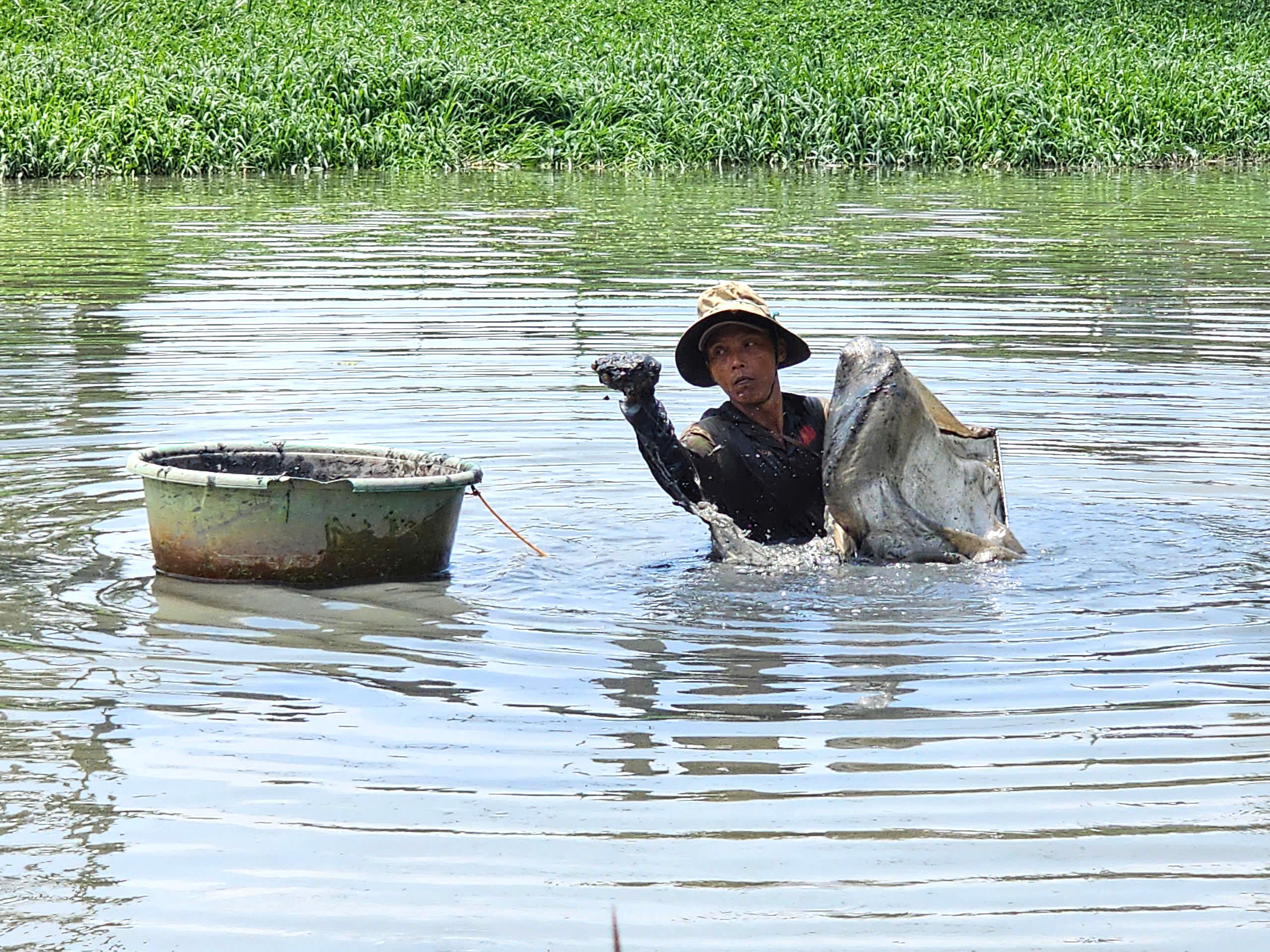 Người đ&agrave;n &ocirc;ng 27 năm t&igrave;m 'lộc trời' dưới đ&aacute;y rạch ở S&agrave;i G&ograve;n - Ảnh 4.