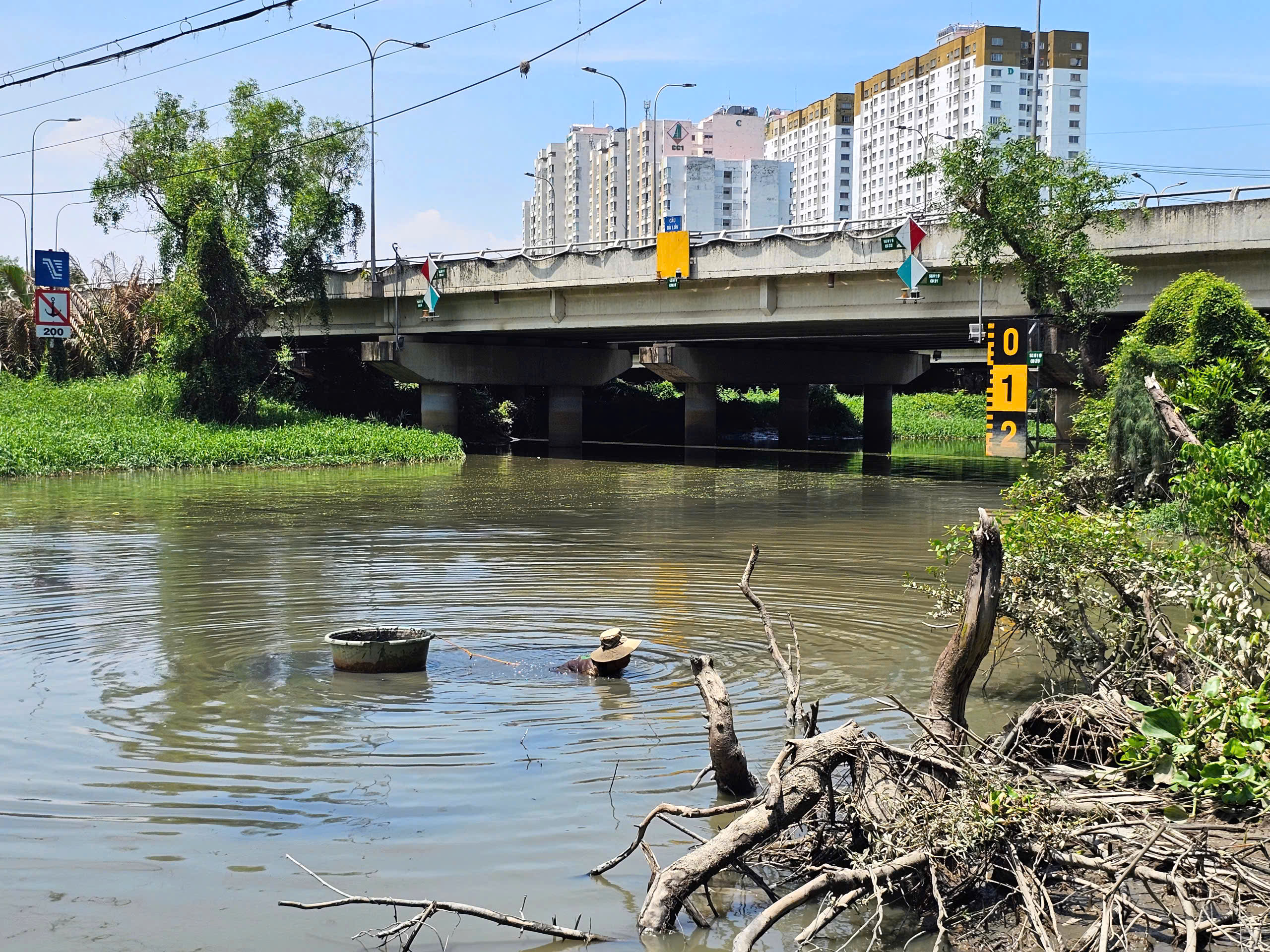 Người đ&agrave;n &ocirc;ng 27 năm t&igrave;m 'lộc trời' dưới đ&aacute;y rạch ở S&agrave;i G&ograve;n - Ảnh 5.