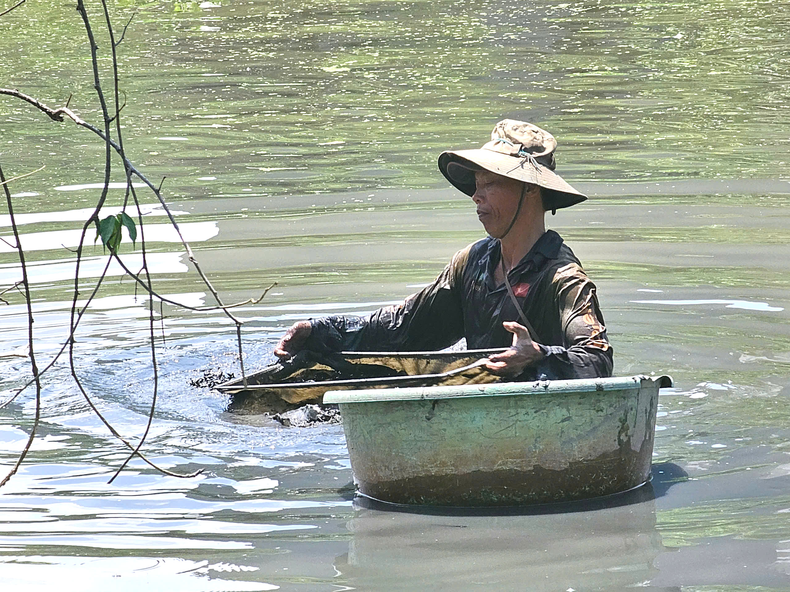 Người đ&agrave;n &ocirc;ng 27 năm t&igrave;m 'lộc trời' dưới đ&aacute;y rạch ở S&agrave;i G&ograve;n - Ảnh 6.