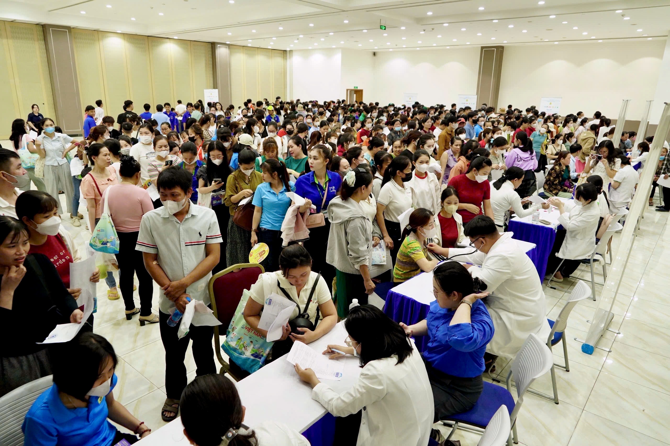 Ngày hội Trao sức khỏe và tư vấn pháp luật cho công nhân - Ảnh 1. Ngày hội Trao sức khỏe và tư vấn pháp luật cho công nhân - Ảnh 1.