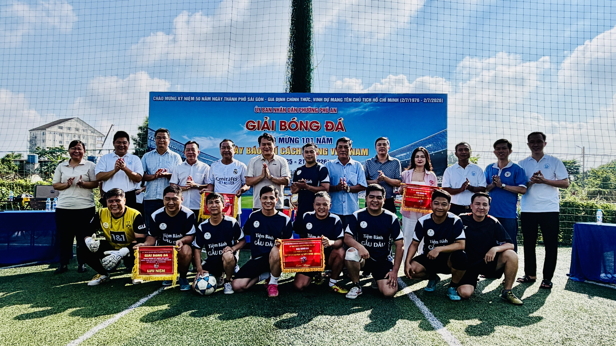 TP.HCM: Chủ tịch phường giao hữu bóng đá cùng phóng viên báo chí nhân ngày 21.6- Ảnh 2. TP.HCM: Chủ tịch phường giao hữu bóng đá cùng phóng viên báo chí nhân ngày 21.6- Ảnh 2.