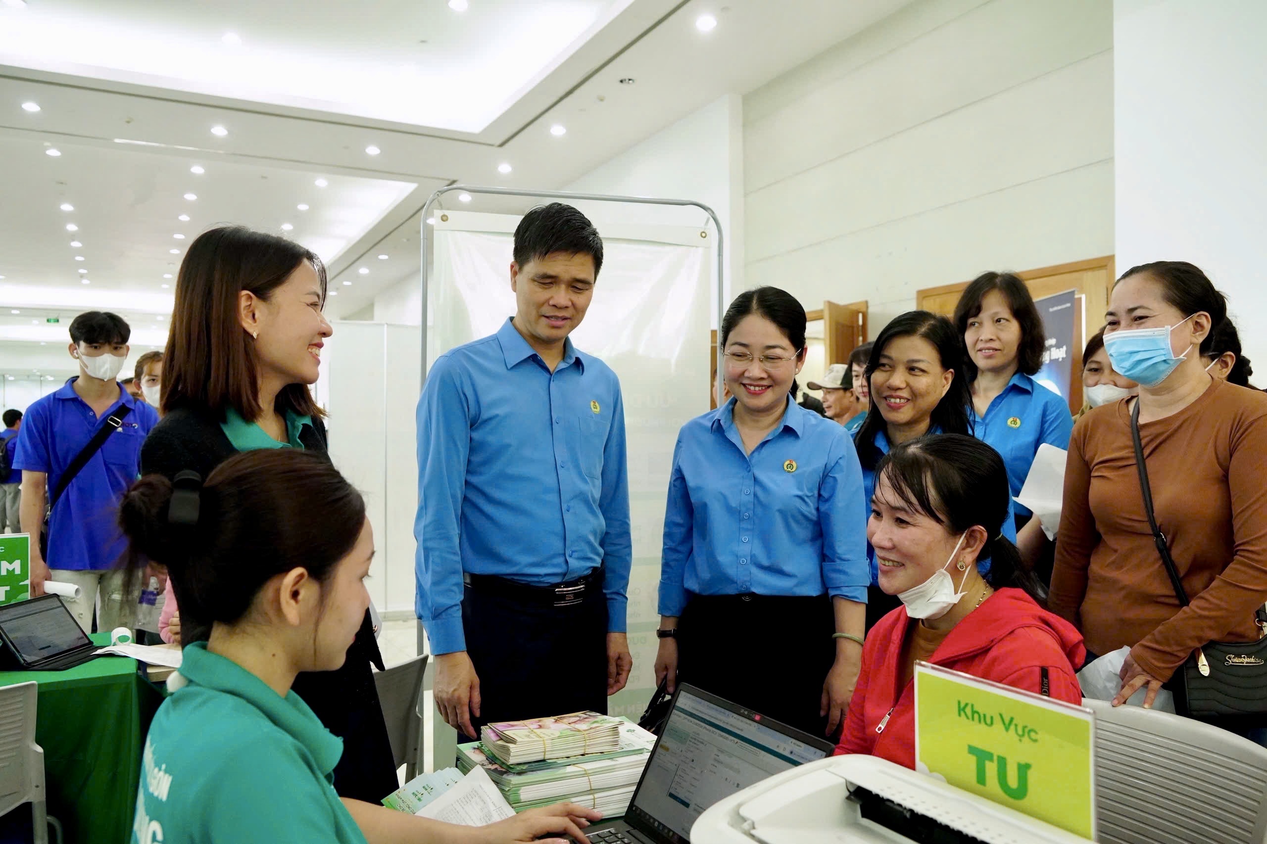 Ngày hội Trao sức khỏe và tư vấn pháp luật cho công nhân - Ảnh 2. Ngày hội Trao sức khỏe và tư vấn pháp luật cho công nhân - Ảnh 2.
