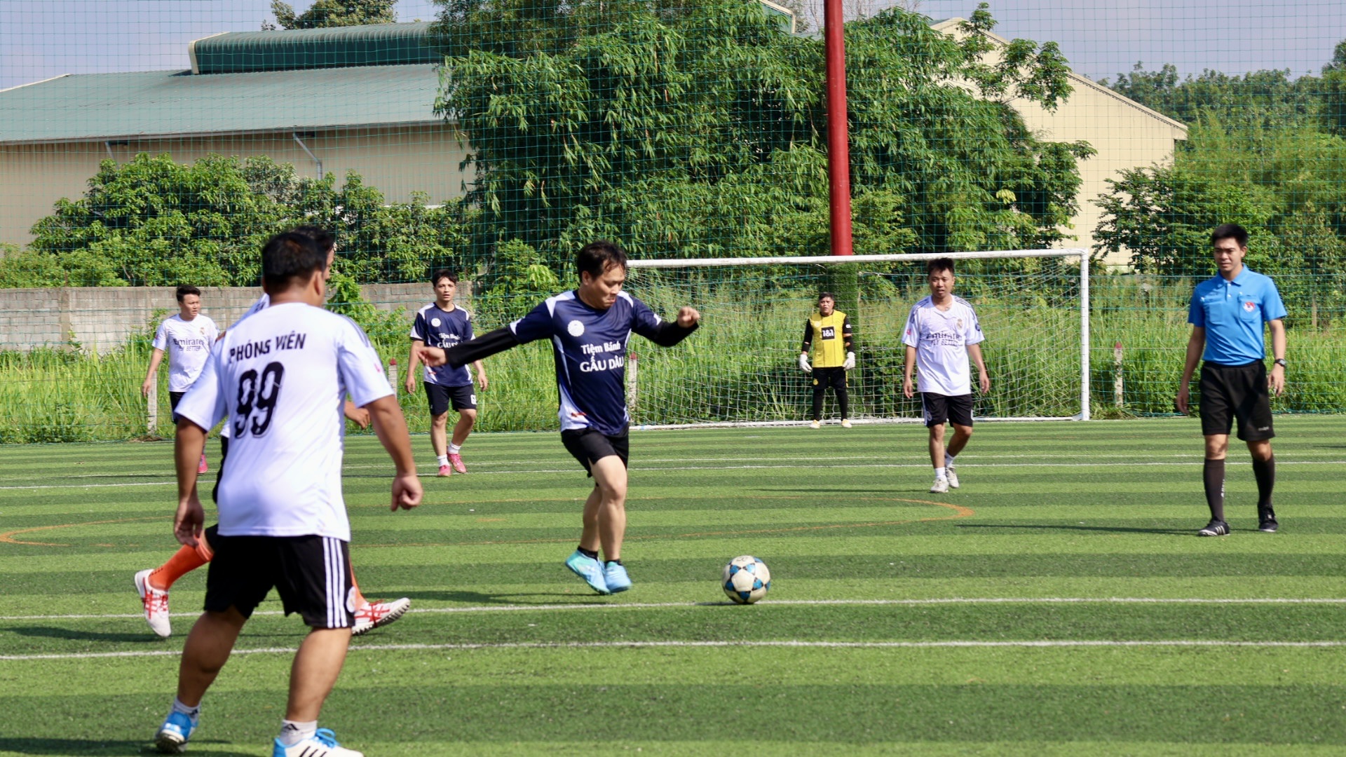 TP.HCM: Chủ tịch phường giao hữu bóng đá cùng phóng viên báo chí nhân ngày 21.6- Ảnh 3. TP.HCM: Chủ tịch phường giao hữu bóng đá cùng phóng viên báo chí nhân ngày 21.6- Ảnh 3.