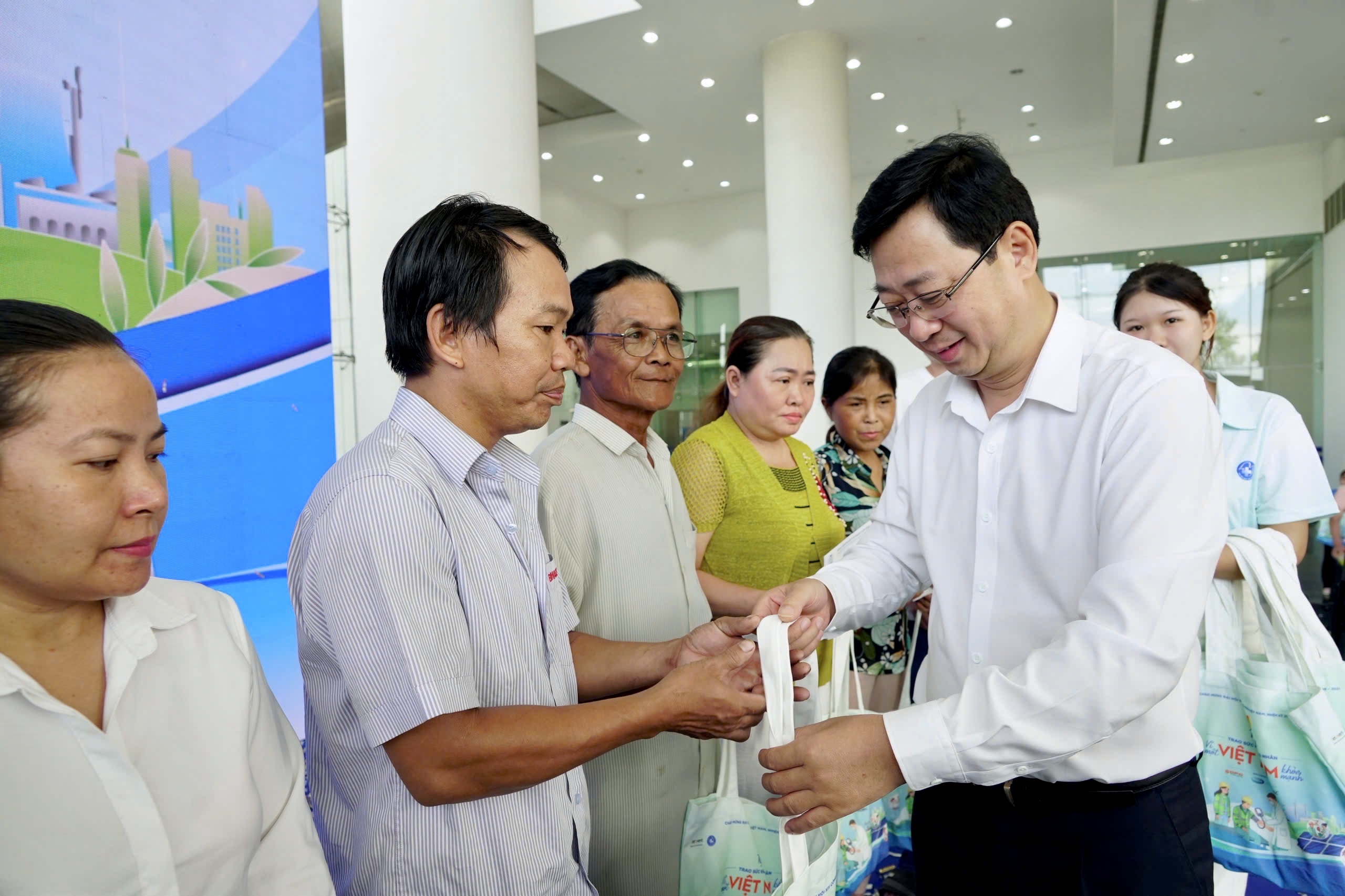 Ngày hội Trao sức khỏe và tư vấn pháp luật cho công nhân - Ảnh 3. Ngày hội Trao sức khỏe và tư vấn pháp luật cho công nhân - Ảnh 3.
