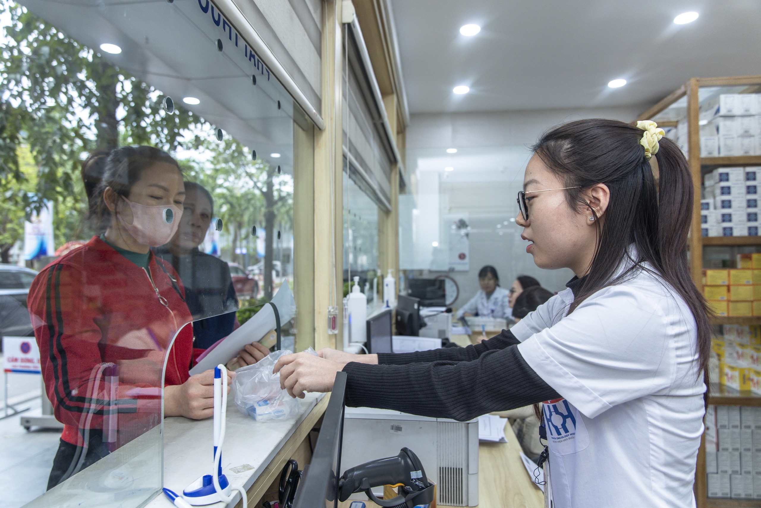 Người dân vẫn phải chi tiền túi cho y tế quá lớn - Ảnh 1.