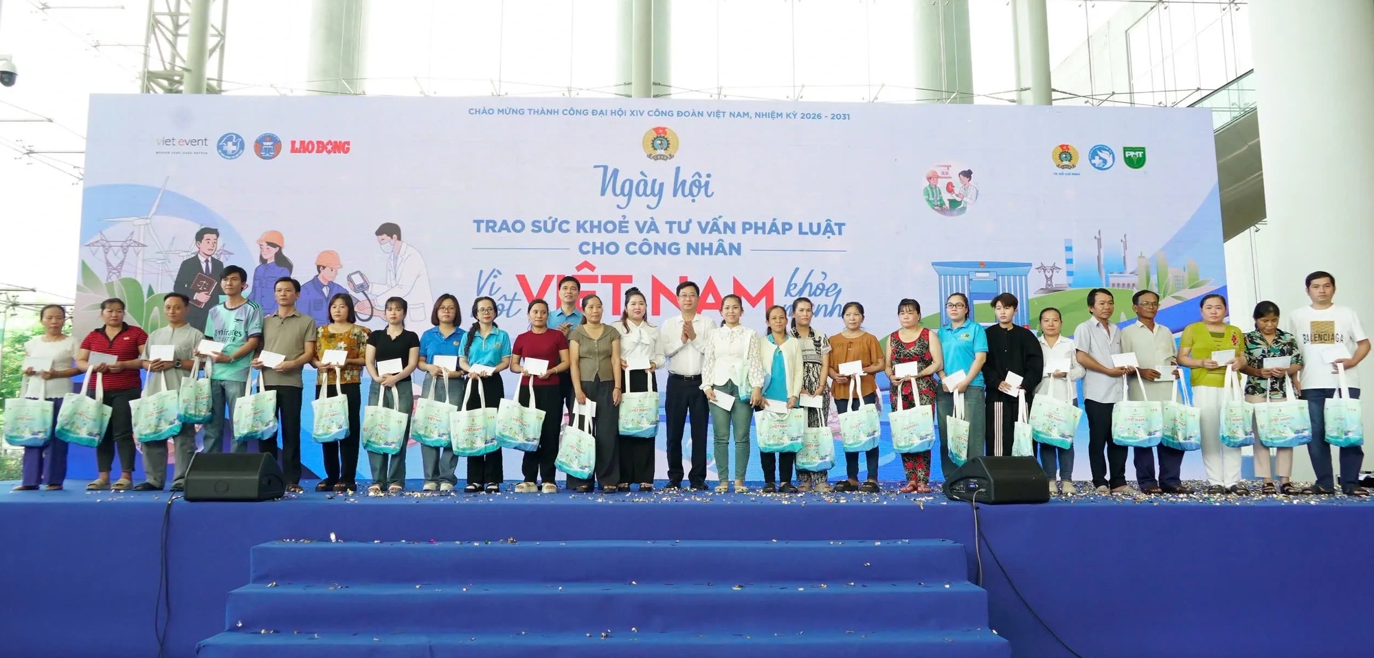 Ngày hội Trao sức khỏe và tư vấn pháp luật cho công nhân - Ảnh 4. Ngày hội Trao sức khỏe và tư vấn pháp luật cho công nhân - Ảnh 4.