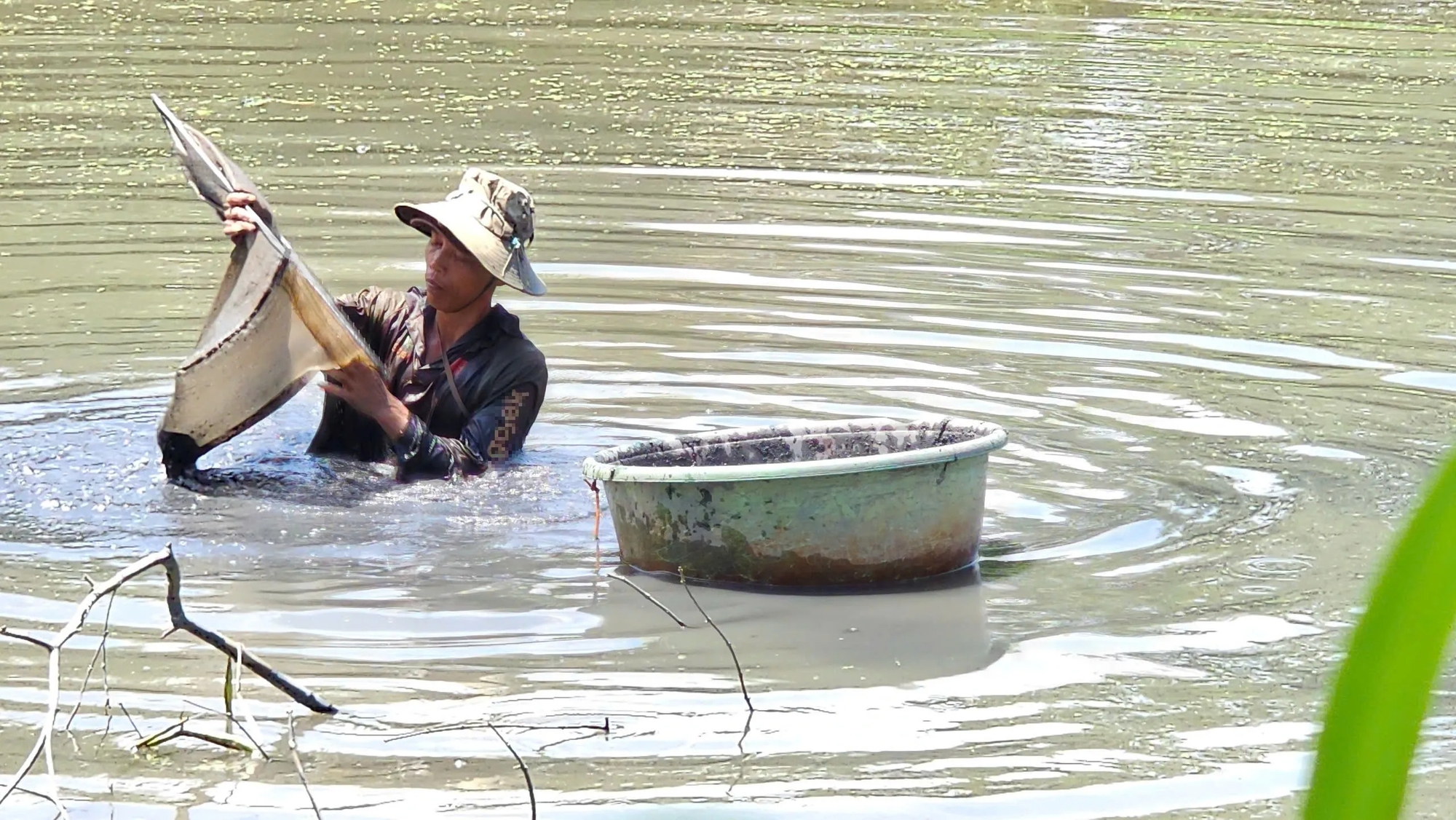 Người đ&agrave;n &ocirc;ng 27 năm t&igrave;m 'lộc trời' dưới đ&aacute;y rạch ở S&agrave;i G&ograve;n - Ảnh 3.