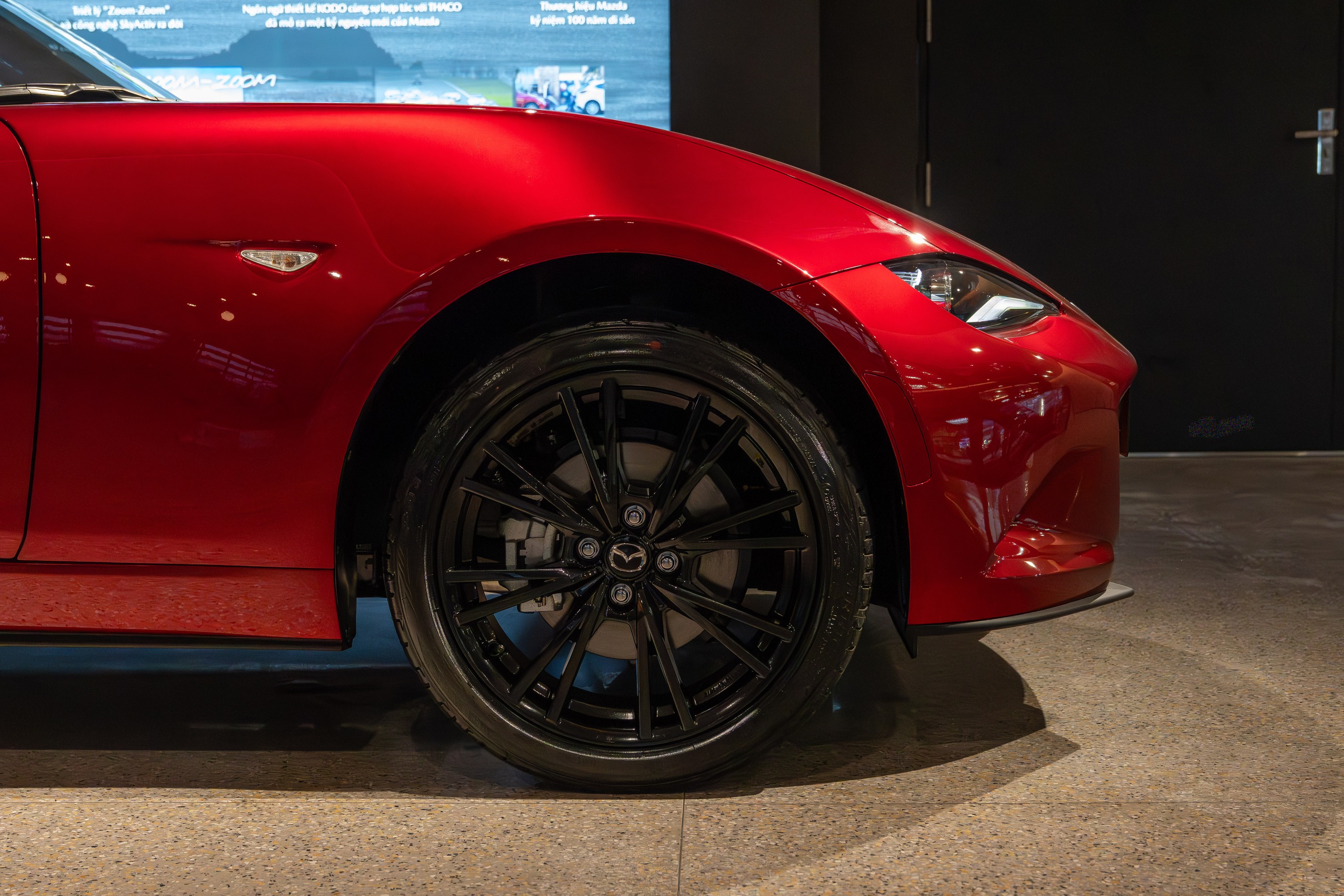 'Xe chơi' Mazda MX-5 Miata giá từ 1,3 tỉ đồng hút khách - Ảnh 5.