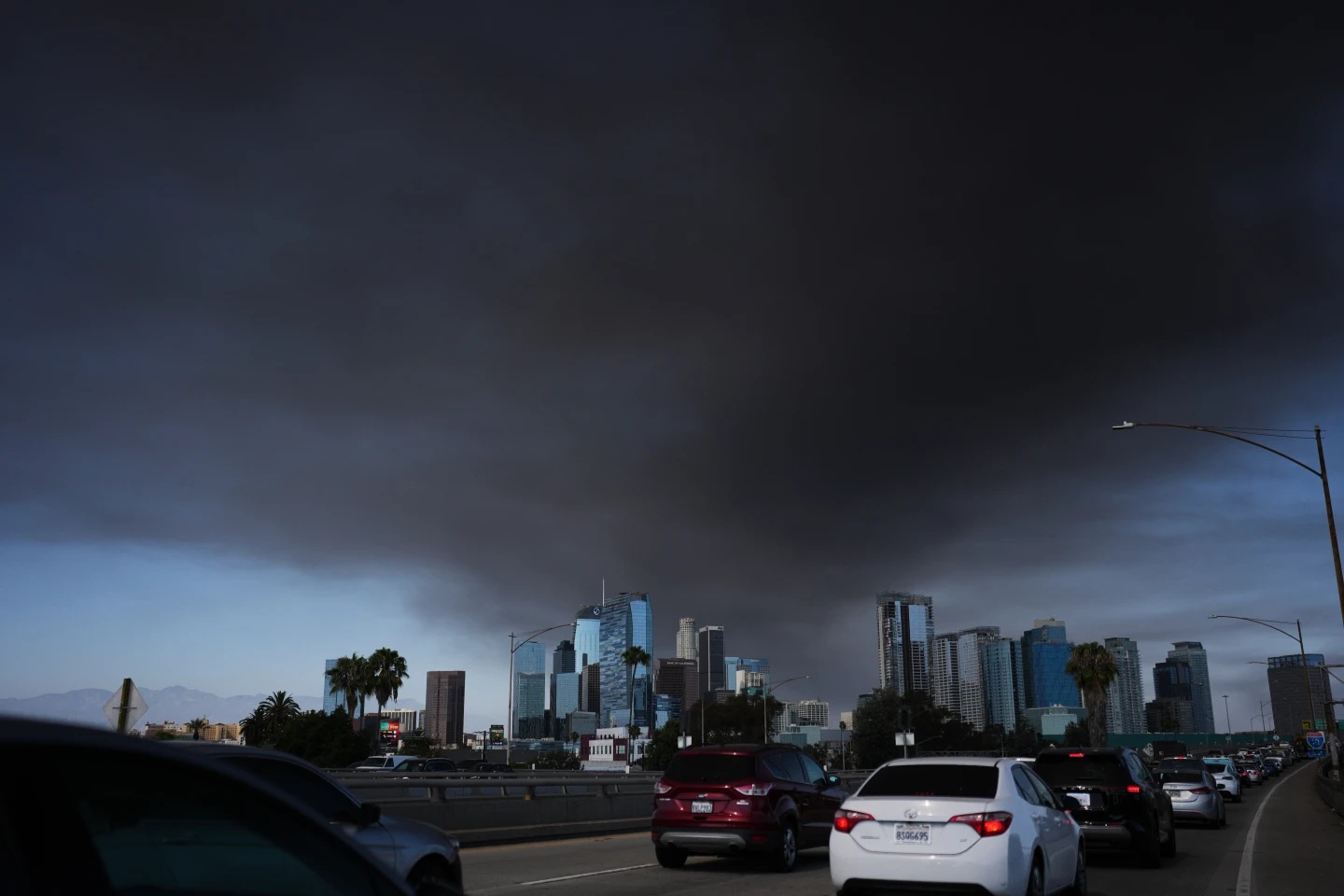 Thị trưởng Los Angeles ban bố khẩn cấp sau vụ cháy lớn ở kho đông lạnh- Ảnh 1.