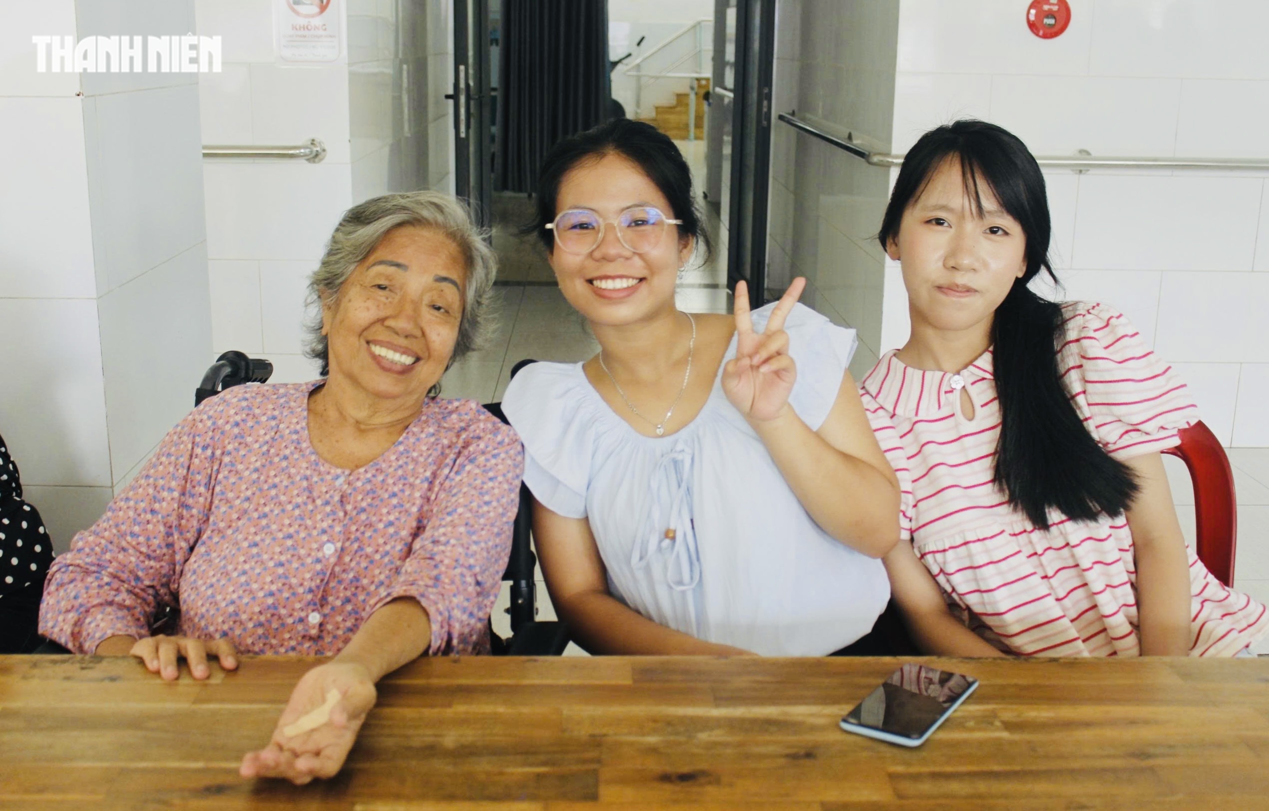 Tiếng hát ở viện dưỡng lão và lời dặn rưng rưng: ‘Nhớ ghé thăm các cụ nha!’- Ảnh 6. Tiếng hát ở viện dưỡng lão và lời dặn rưng rưng: ‘Nhớ ghé thăm các cụ nha!’- Ảnh 6.