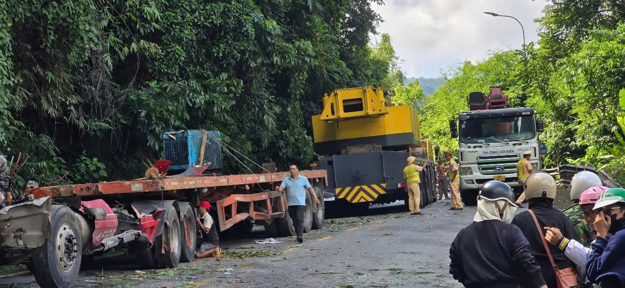 Đèo Bảo Lộc thông xe sau hơn 2 giờ cứu hộ xe container lao xuống vực - Ảnh 5.