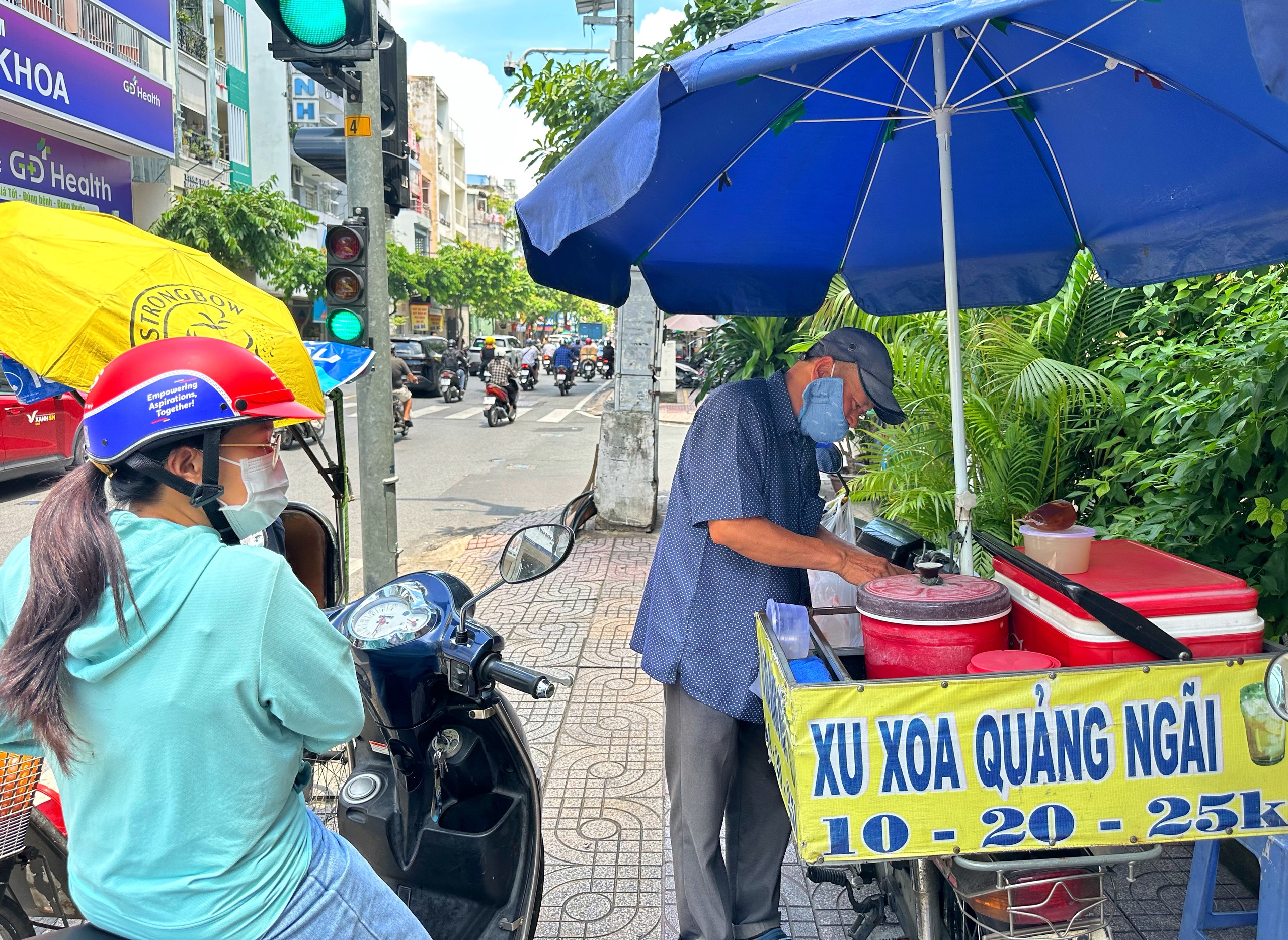 Đi t&igrave;m qu&aacute;n ăn qu&ecirc; nh&agrave; ở TP.HCM: Xu xoa xứ Quảng đưa kh&aacute;ch về tuổi thơ - Ảnh 2.
