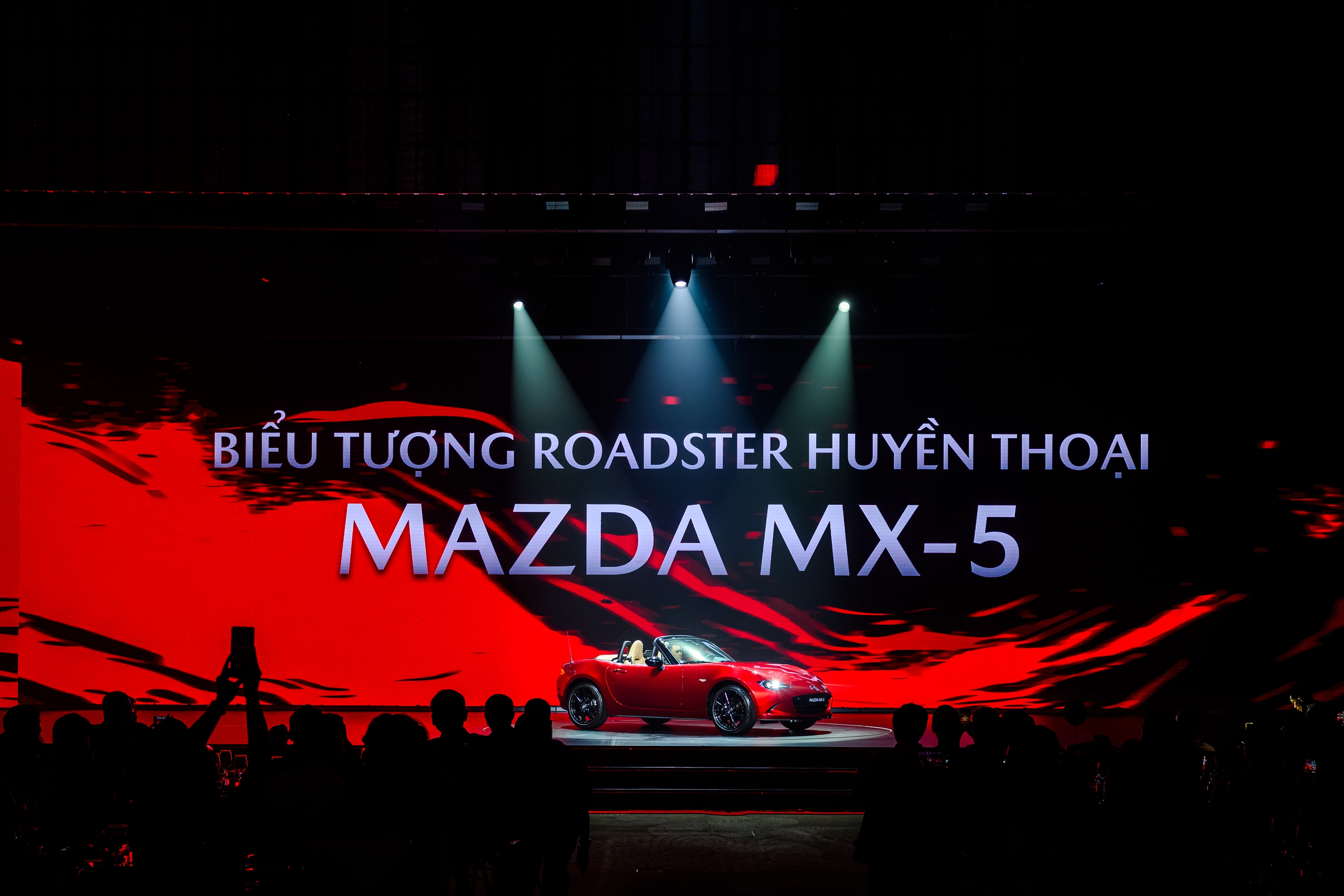 'Xe chơi' Mazda MX-5 Miata giá từ 1,3 tỉ đồng hút khách - Ảnh 1.