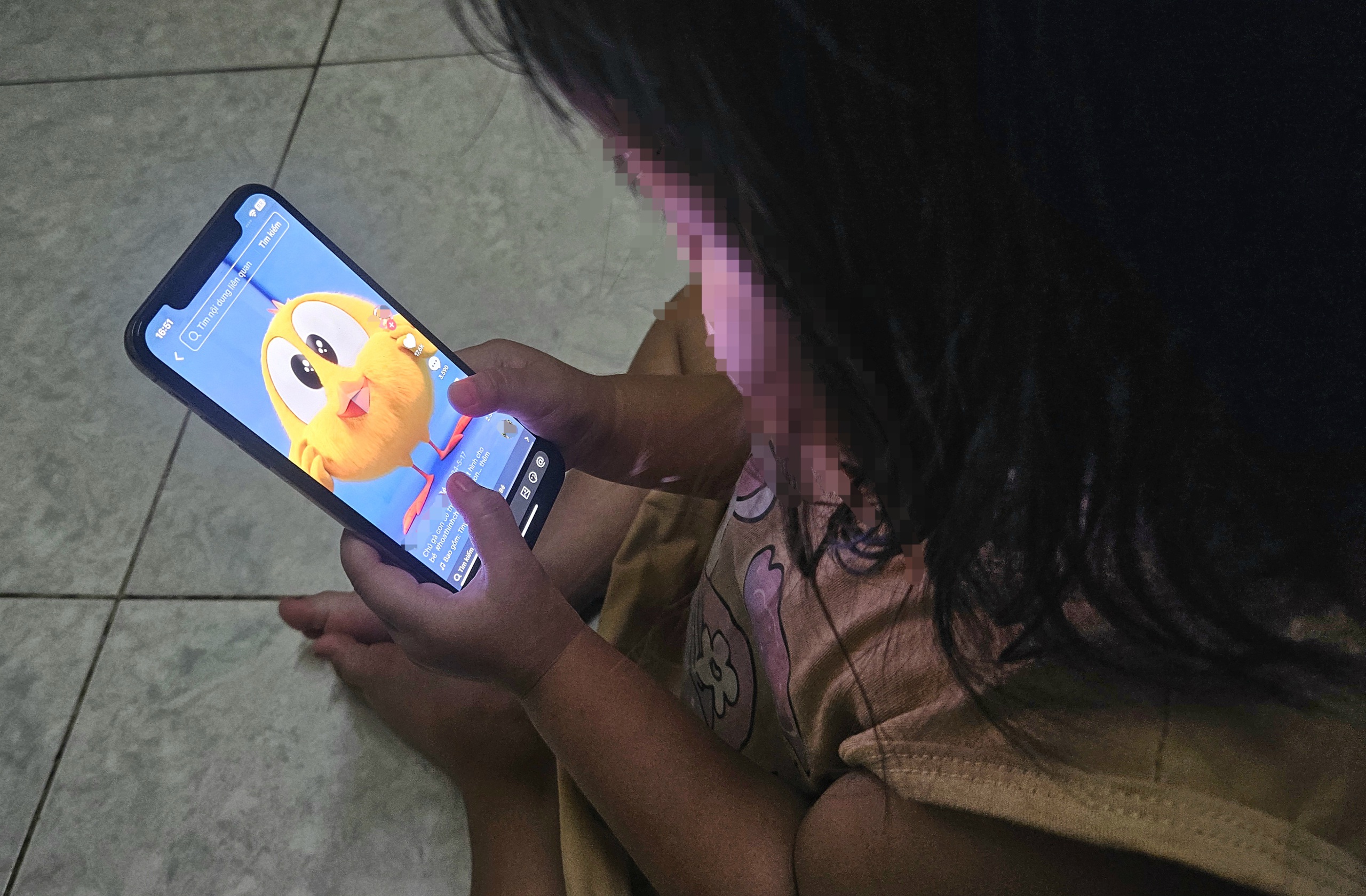 Nghiện lướt video ngắn: Bác sĩ cảnh báo hệ lụy ở trẻ nhỏ và thanh thiếu niên - Ảnh 2.
