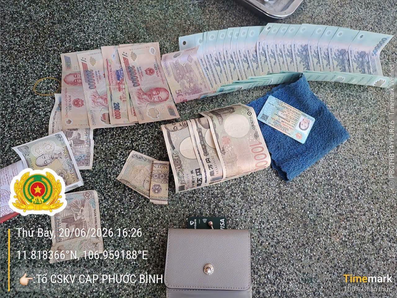 Nhặt được ví tiền, nữ sinh lớp 8 nhờ công an tìm trả người đánh rơi- Ảnh 1. Nhặt được ví tiền, nữ sinh lớp 8 nhờ công an tìm trả người đánh rơi- Ảnh 1.