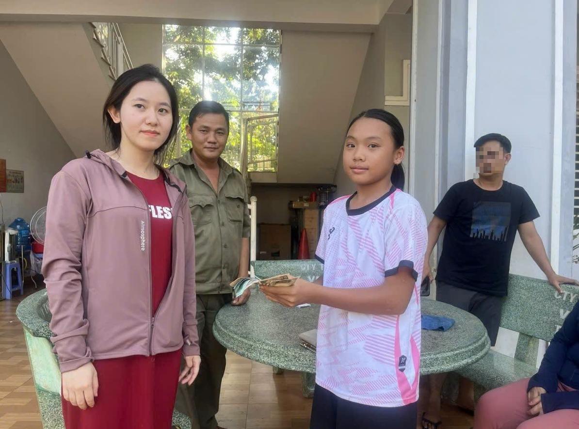 Nhặt được ví tiền, nữ sinh lớp 8 nhờ công an tìm trả người đánh rơi- Ảnh 2. Nhặt được ví tiền, nữ sinh lớp 8 nhờ công an tìm trả người đánh rơi- Ảnh 2.
